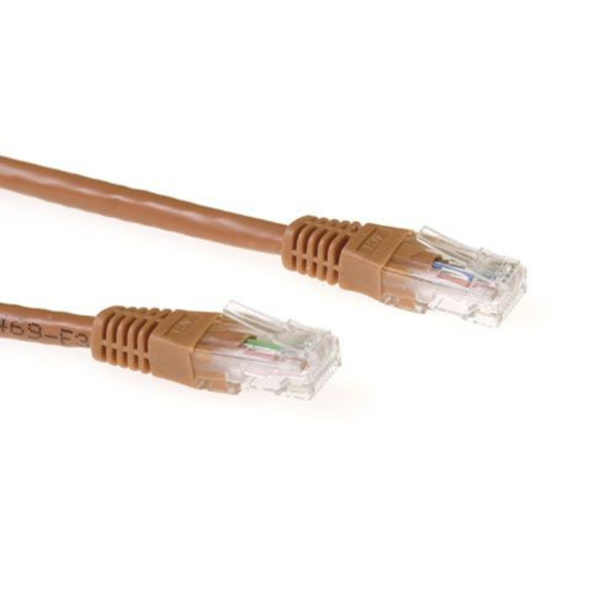 Braunes Ethernet-Kabel mit Steckern. Weißer Hintergrund.