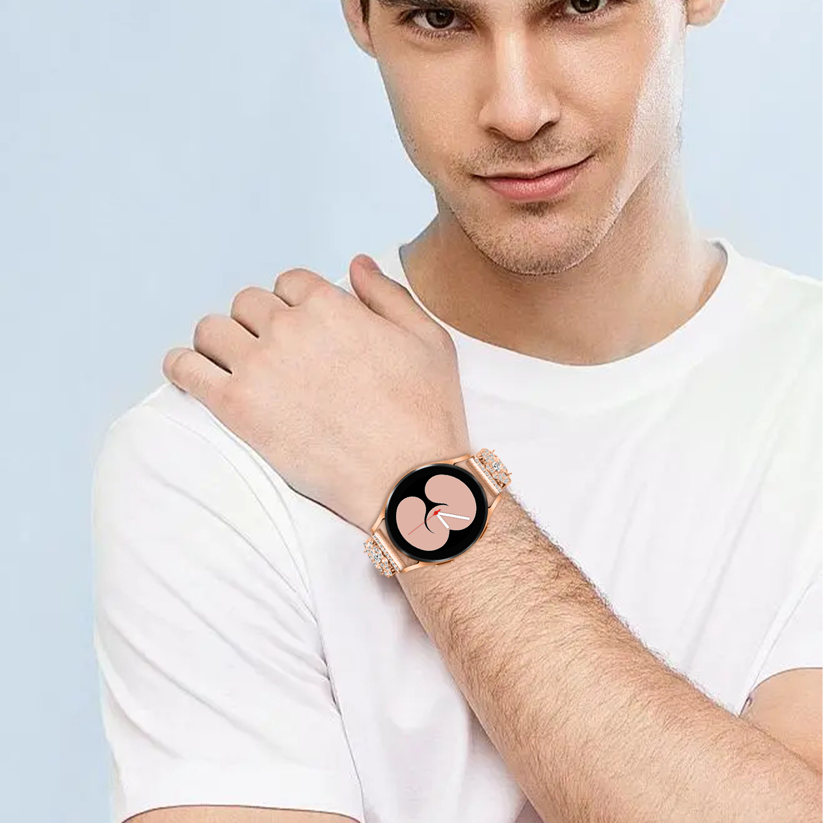 Mann mit weißem Hemd und Smartwatch am Handgelenk mit goldenem Band.
