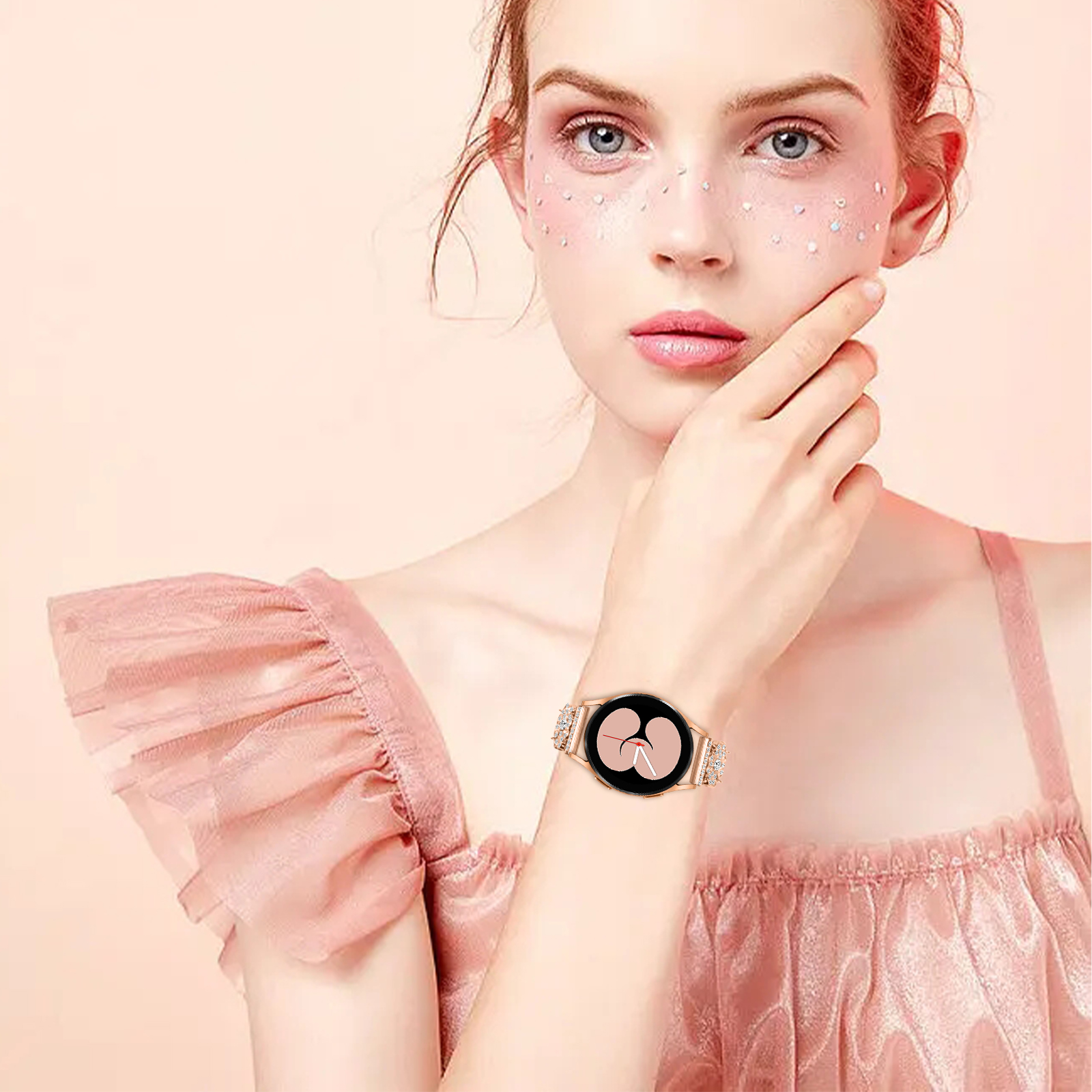 Eine Frau mit einer Armbanduhr am Handgelenk. Die Uhr hat ein goldenes Armband und ein schwarzes rundes Zifferblatt.