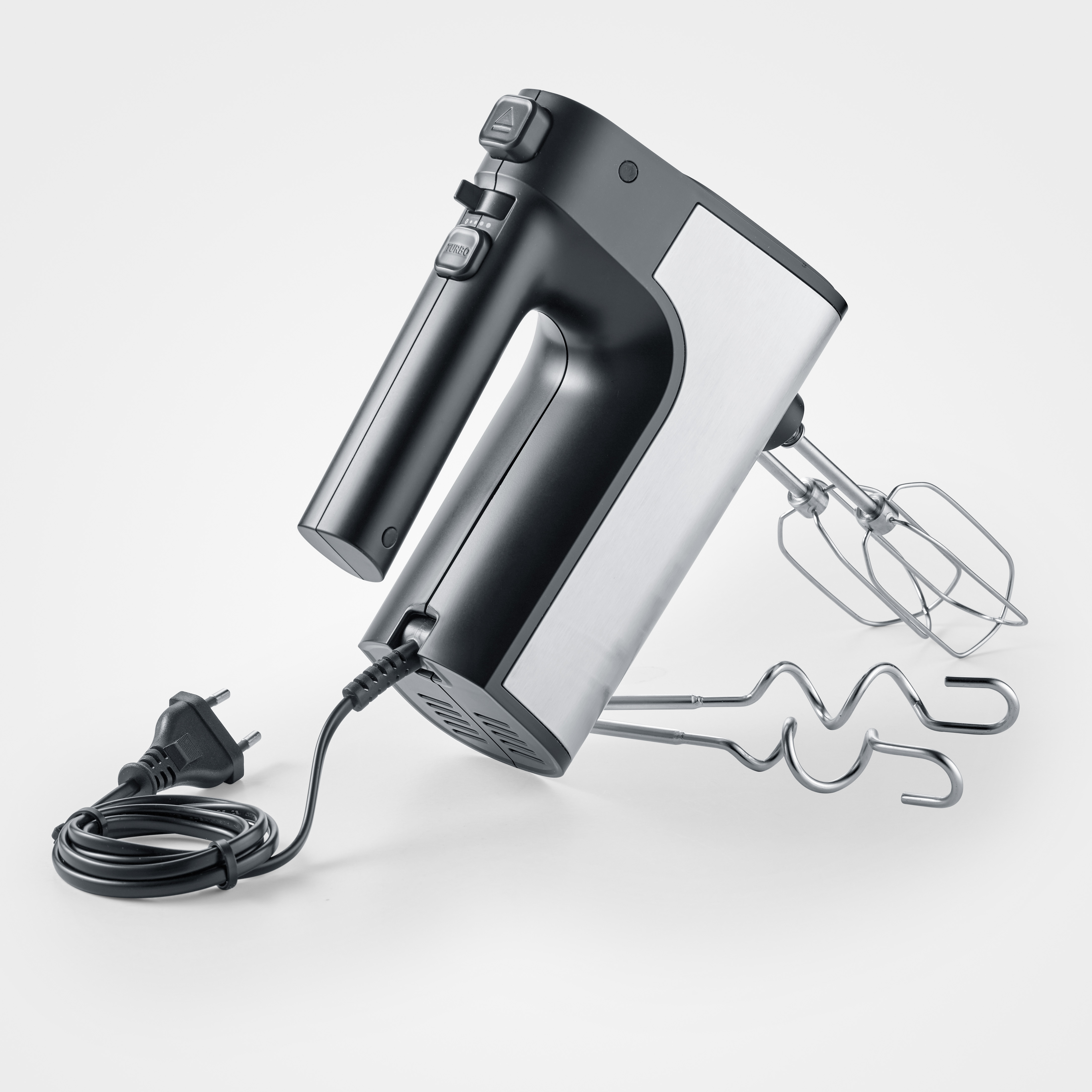Elektrischer Handmixer, schwarzer Griff, Metallgehäuse. Schneebesen sind angebracht. Weißer Hintergrund.
