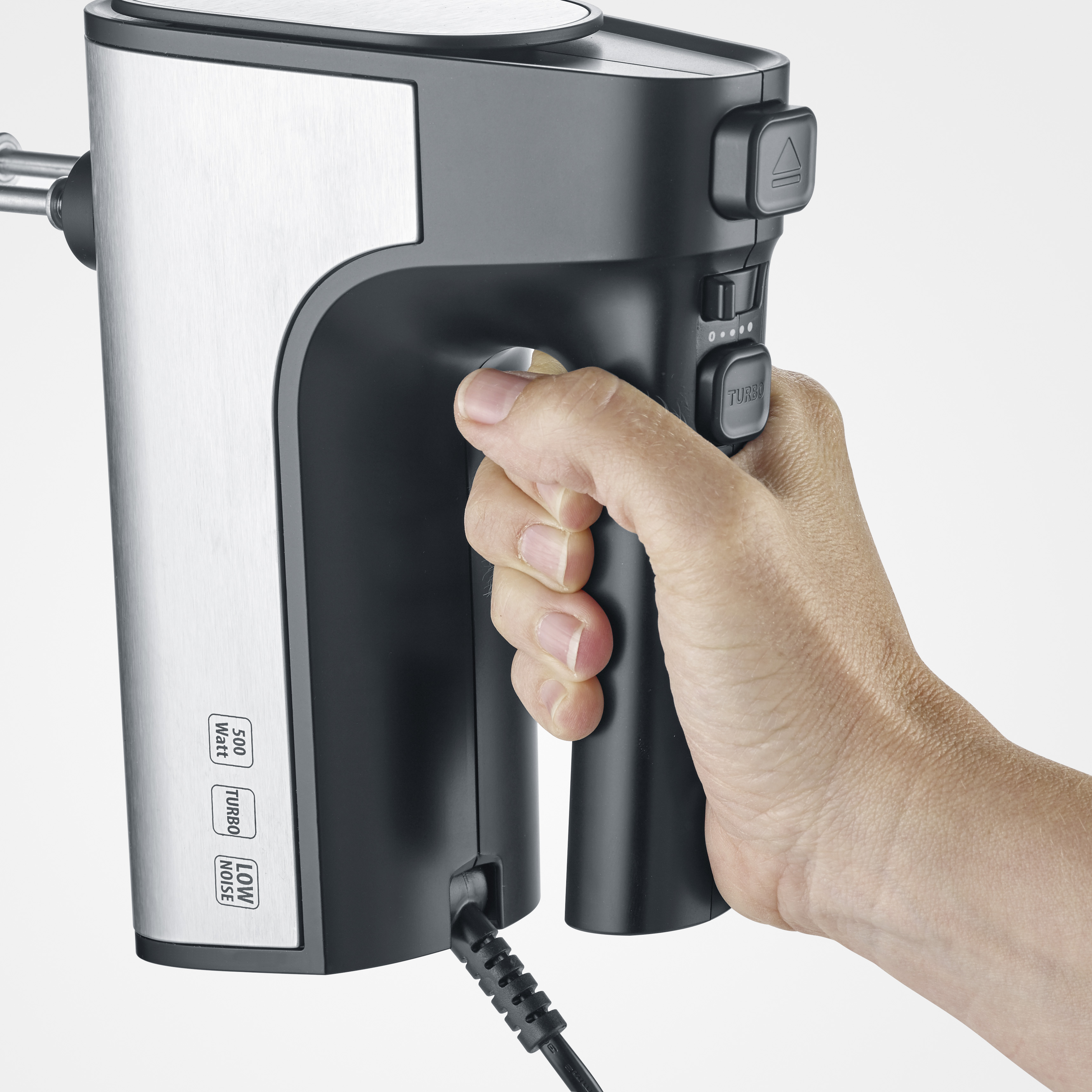 Eine Hand, die einen silbernen und schwarzen Handmixer hält, mit angeschlossenem Netzkabel.