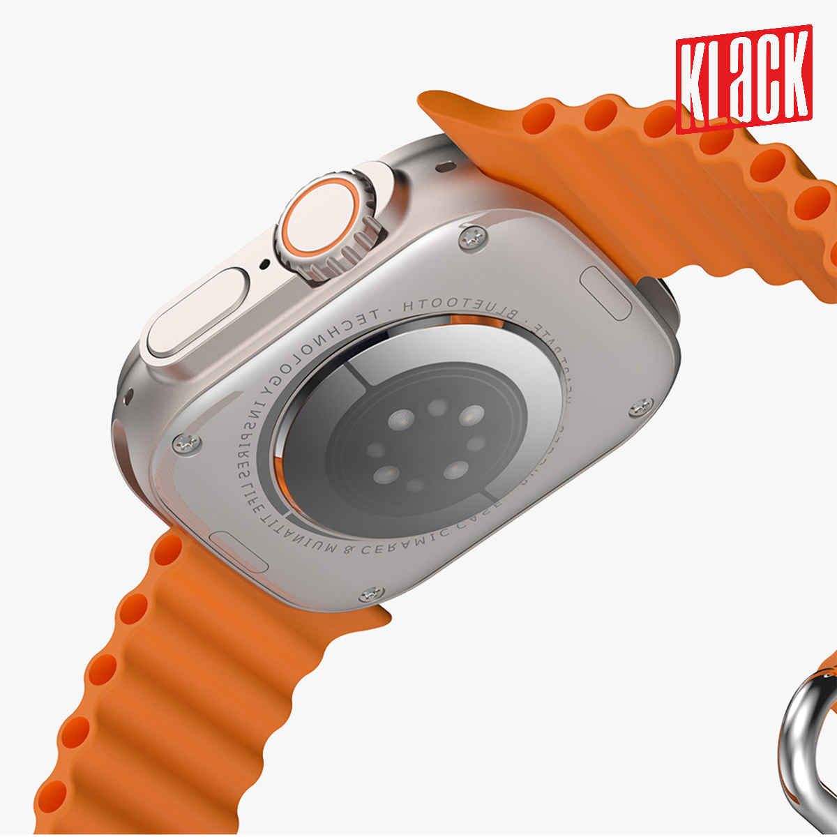 Parte trasera de un reloj inteligente con correa naranja, marco plateado y un logo.