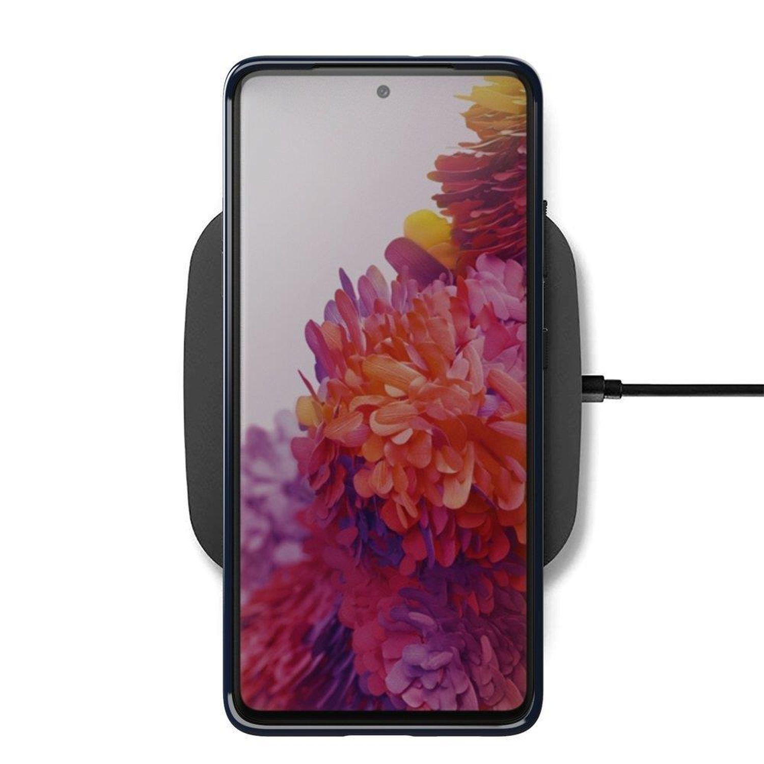 Ein Telefon auf einem kabellosen Ladegerät, das ein florales Hintergrundbild zeigt. Der Hintergrund ist weiß.