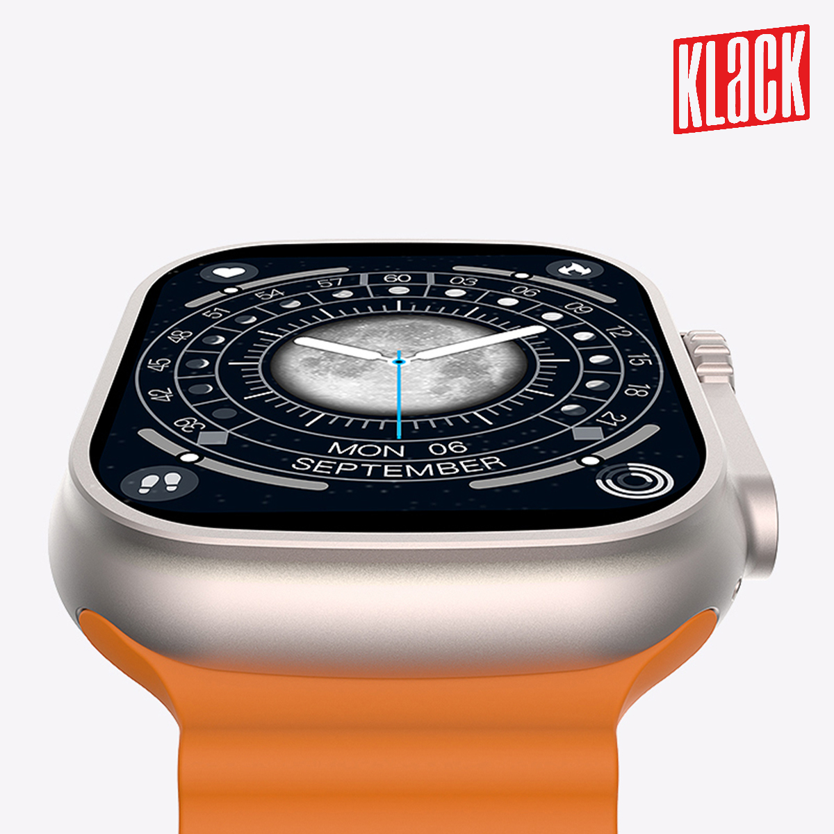 Primer plano de un reloj inteligente plateado con una correa naranja. El reloj muestra la fecha y la hora.