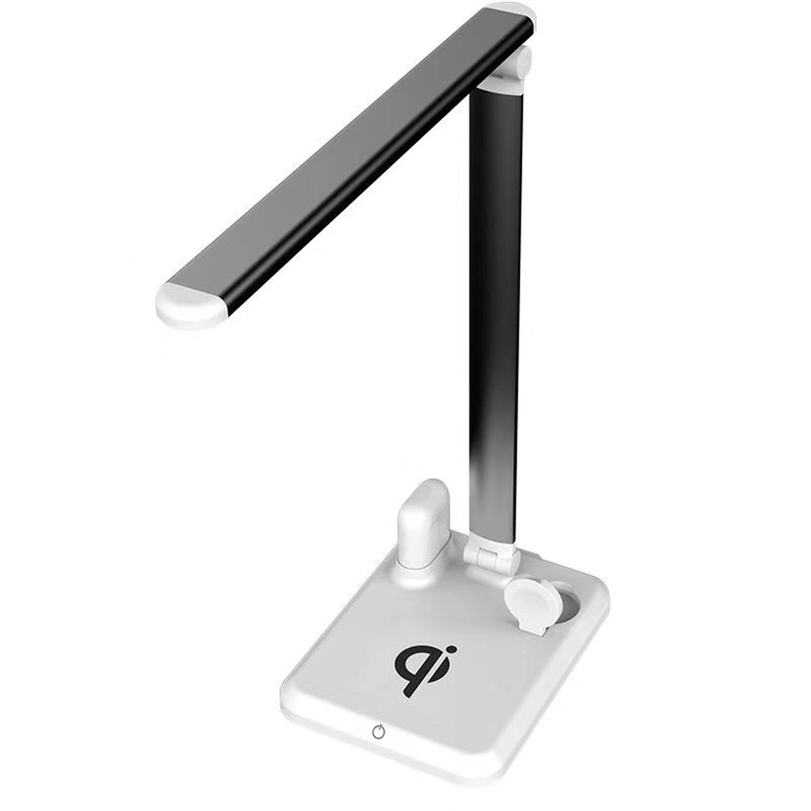 Eine weiß-graue Schreibtischlampe. Der Sockel hat ein drahtloses Ladesymbol. Die Lampe steht auf weißem Grund.