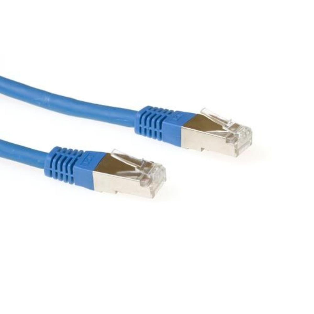 Câble réseau bleu avec connecteurs. Fond blanc.
