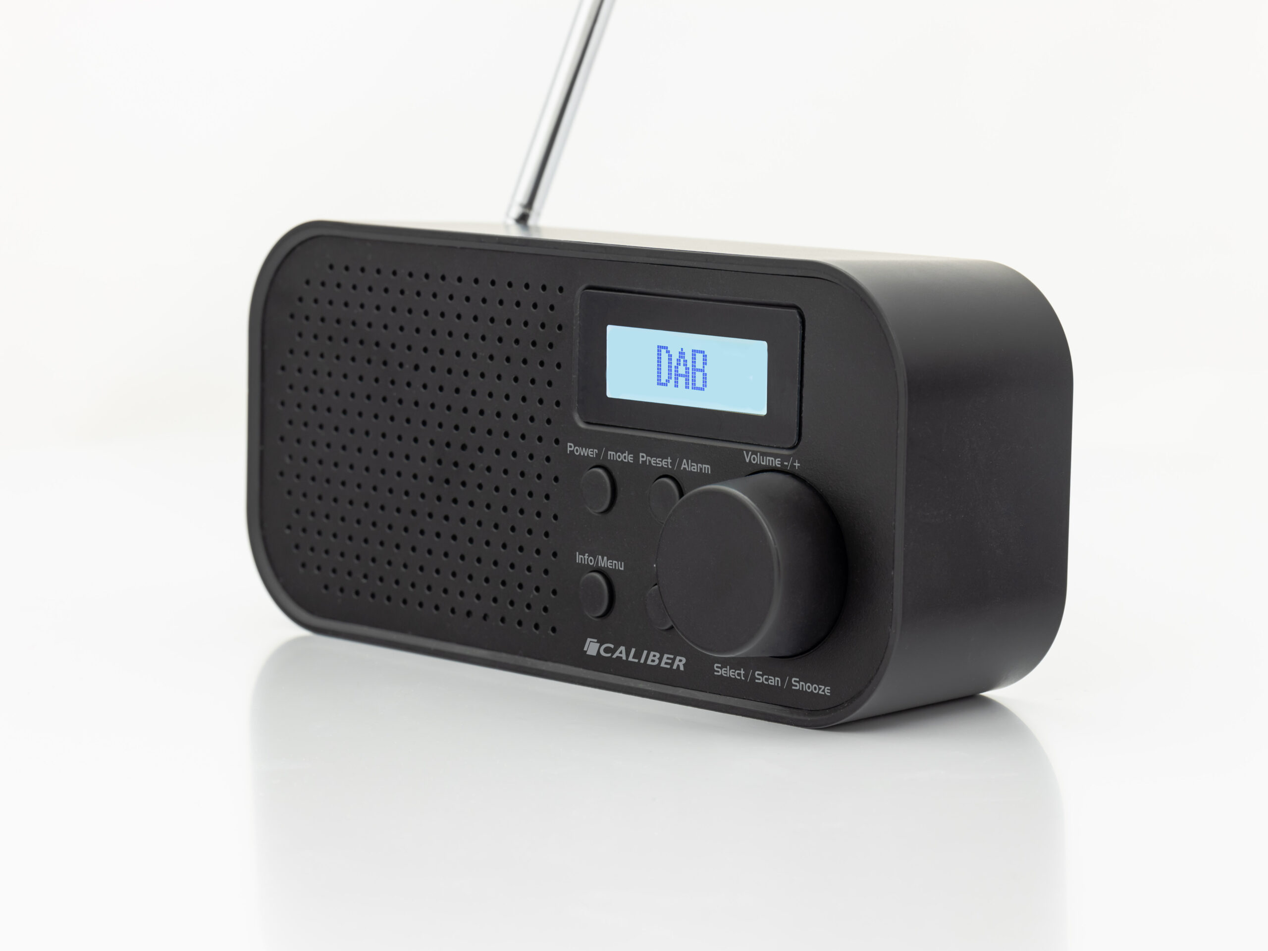 Schwarzes DAB-Radio mit kleinem Display, Drehknopf und Antenne.