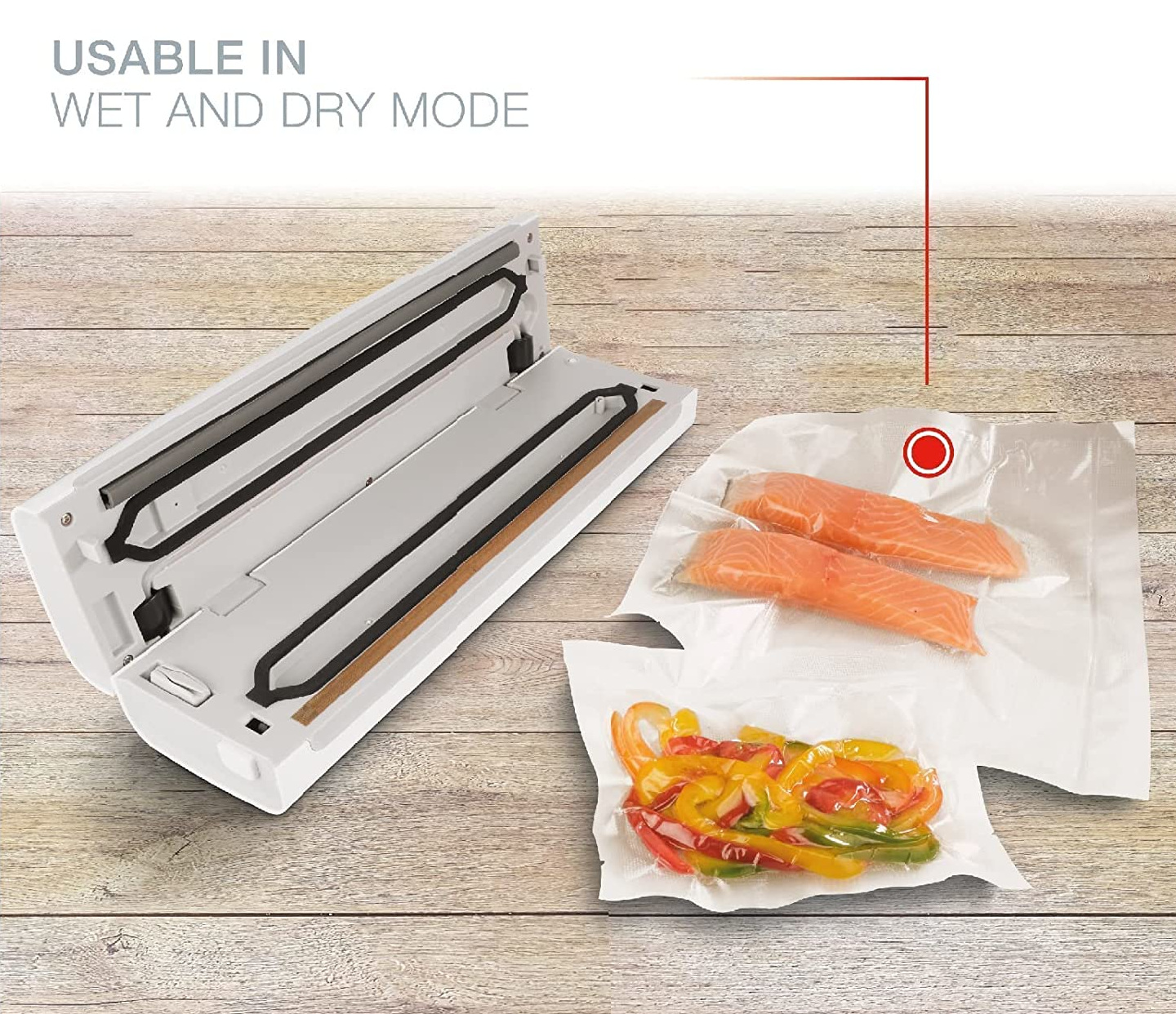 Weißes Vakuumiergerät mit zwei Lebensmittelpaketen. Eines mit Lachs, eines mit Gemüse.