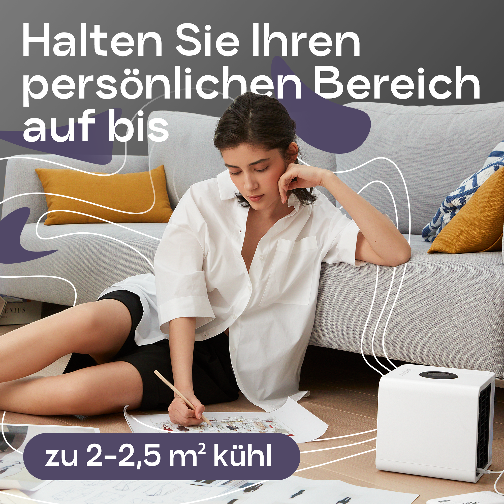 Frau sitzt auf dem Boden und schreibt. Ein weißer Luftkühler steht auf dem Boden neben ihr. Text wird angezeigt.