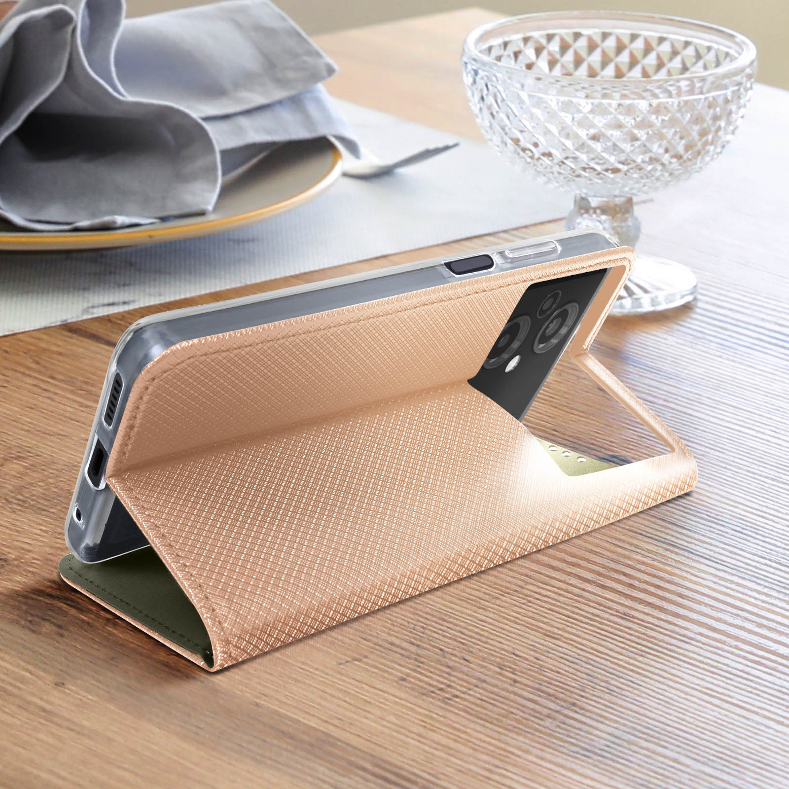 Geöffnete Handyhülle, Telefon im Inneren, Tisch, Glas, goldene Farbe.