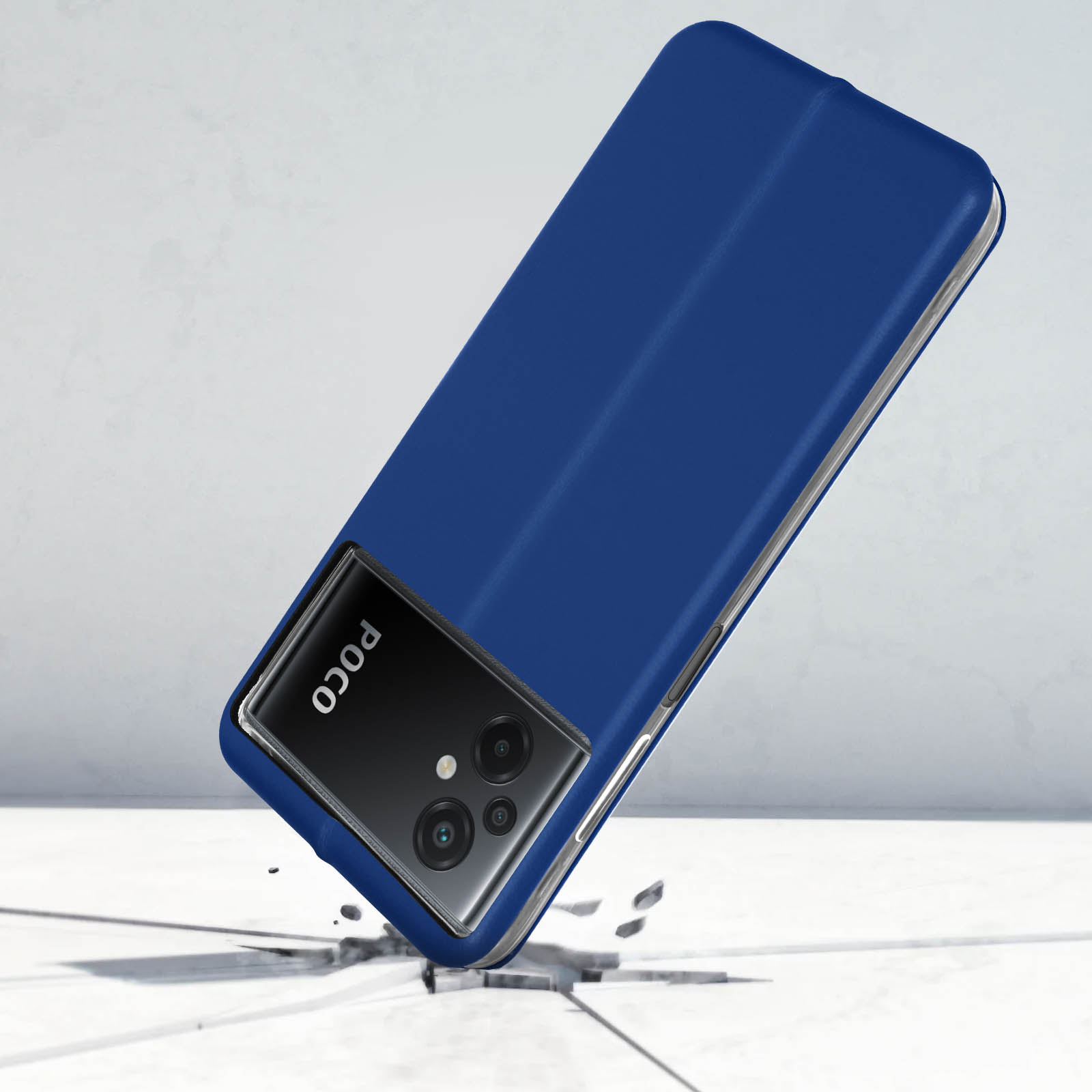 Blaue Handyhülle mit Poco-Logo und Kamera. Es liegt auf einer Oberfläche.