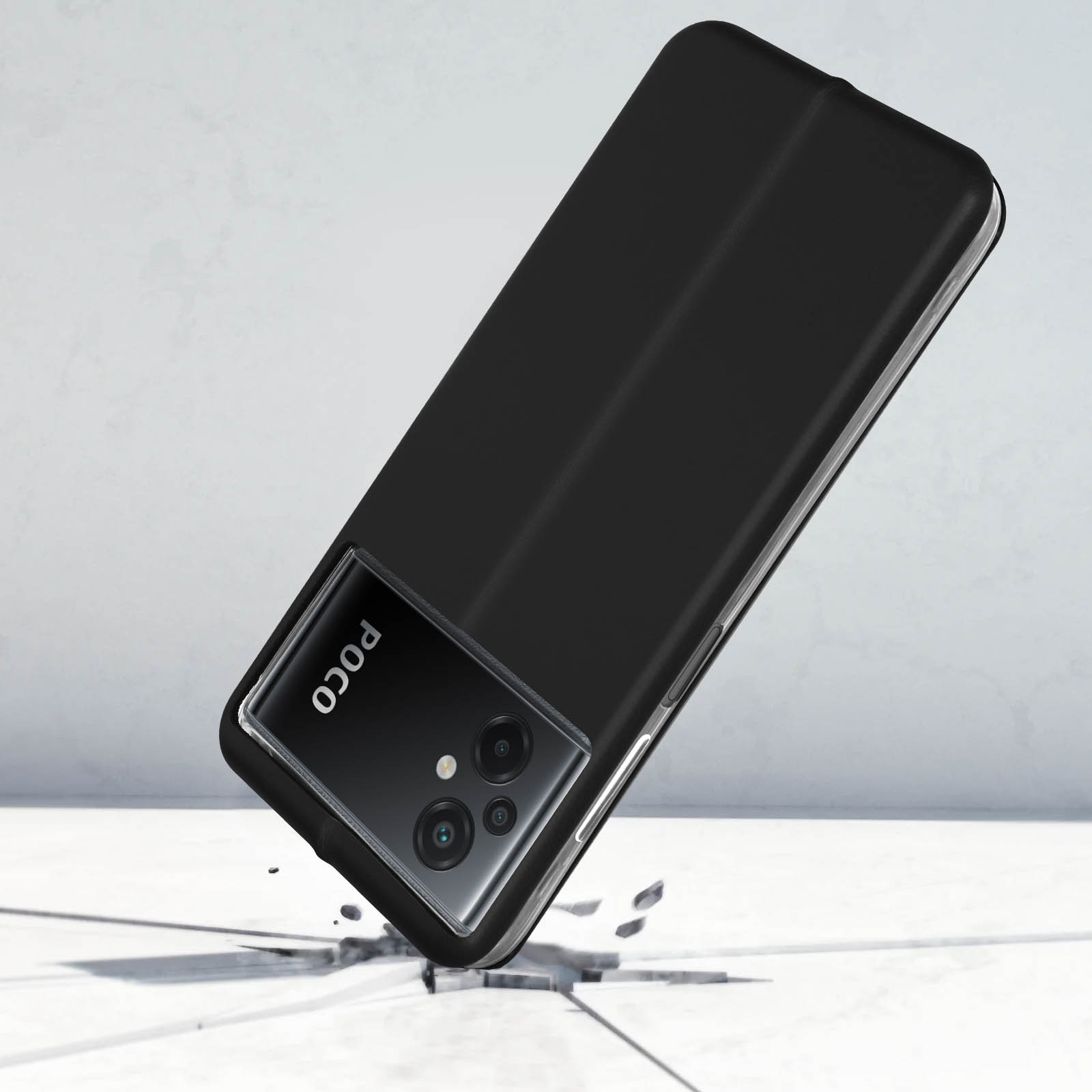 Schwarze Handyhülle auf weißer Oberfläche. POCO-Logo sichtbar. Telefon ist abgewinkelt.