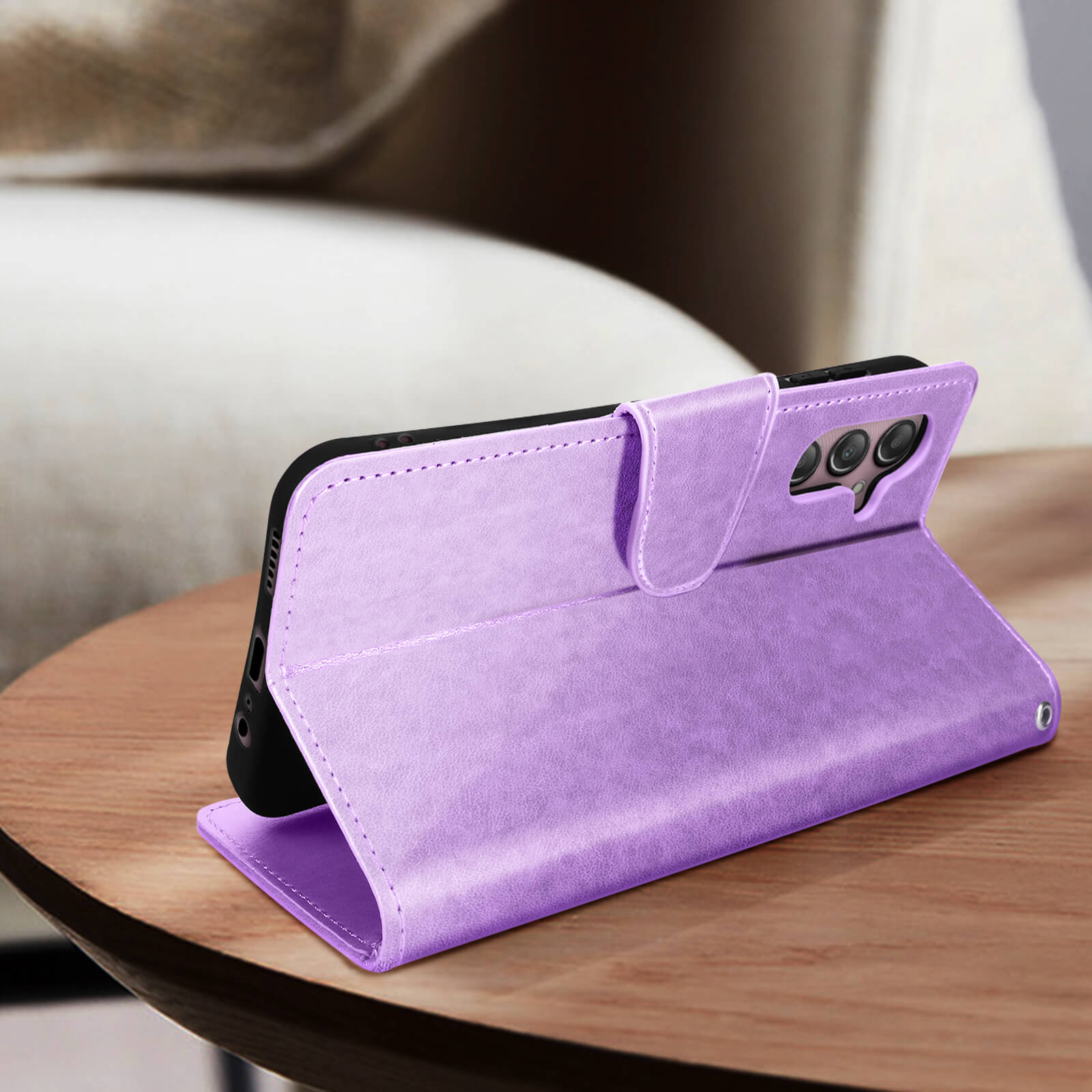Geöffnete lila Handyhülle mit Telefon auf einem Holztisch.