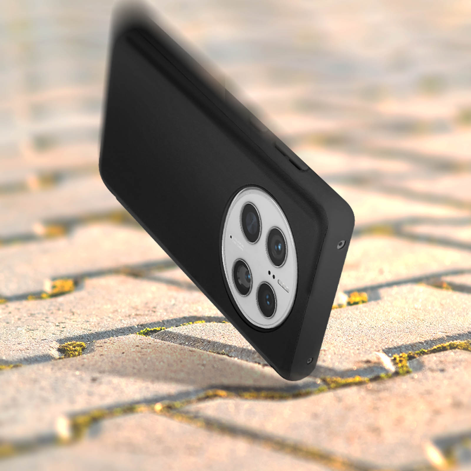 Una custodia nera per telefono con un design circolare della fotocamera, su una superficie strutturata. La custodia sembra cadere.