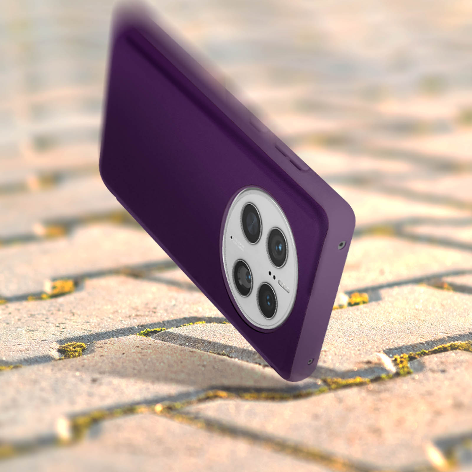 Custodia per telefono viola che cade, che mostra i dettagli della fotocamera. La custodia è angolata, con sfondo sfocato.