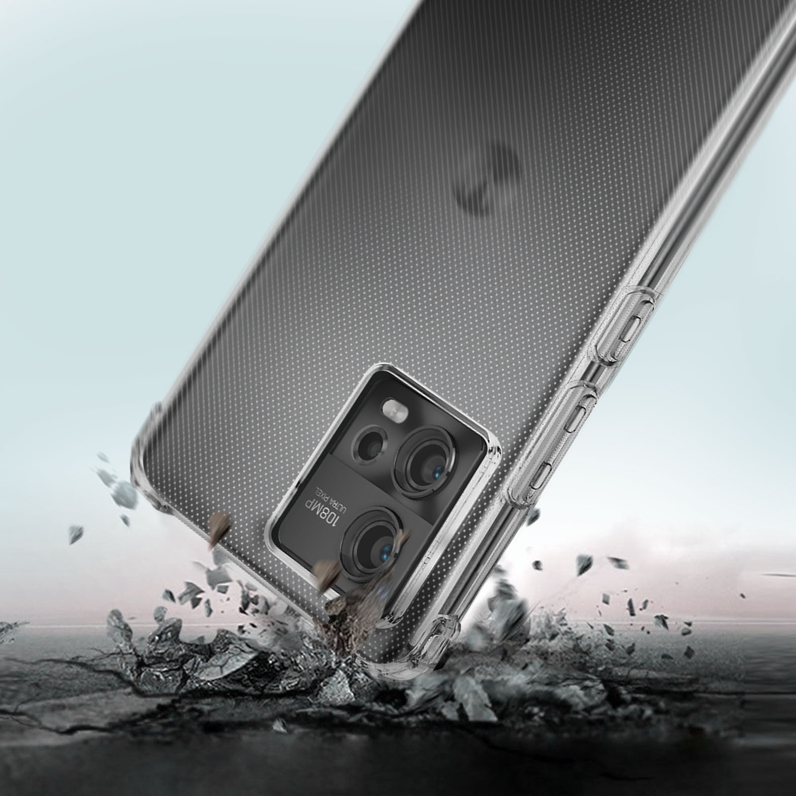 Una custodia trasparente per telefono con protezione per fotocamera, che si rompe su una superficie scura.