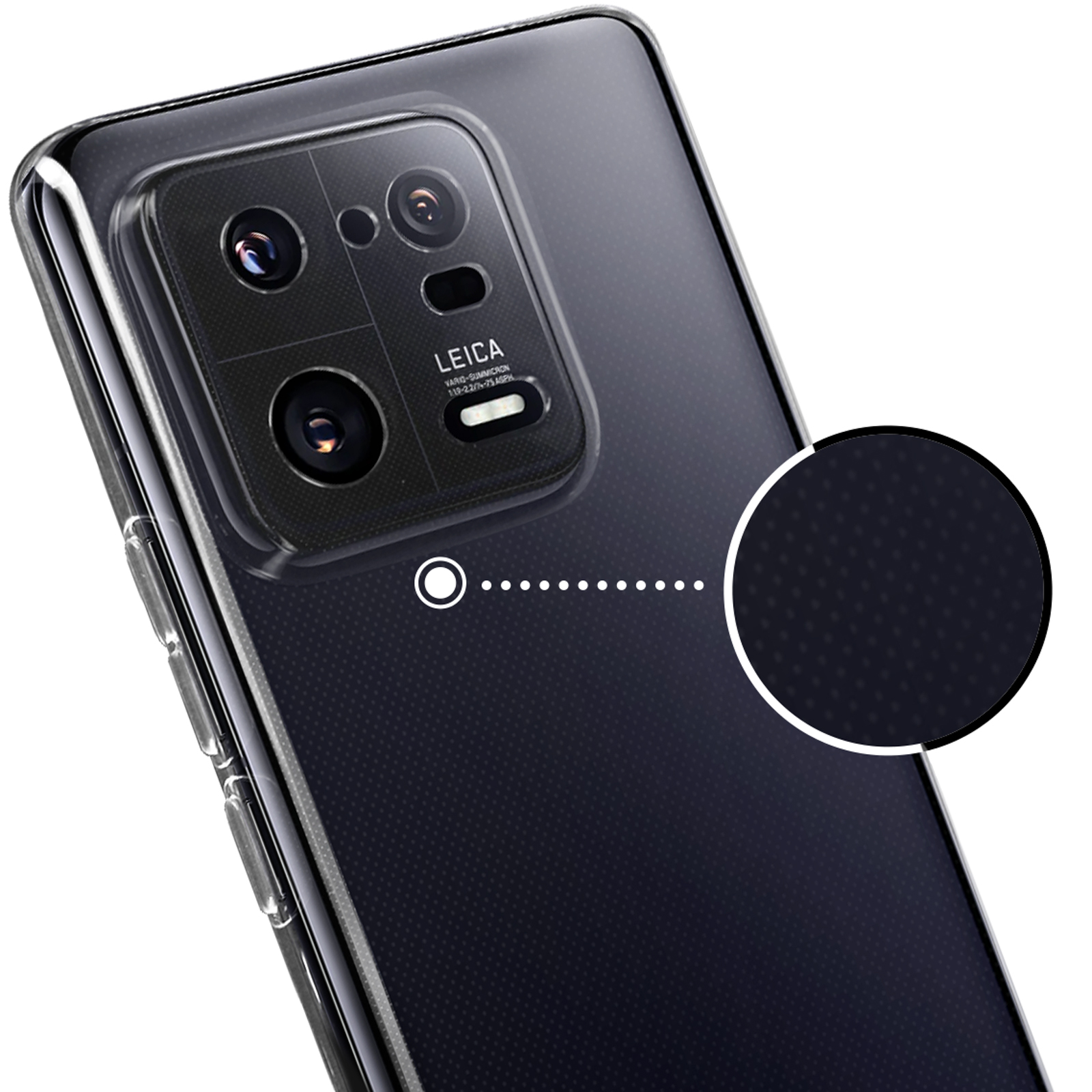 Custodia trasparente per telefono con ritaglio per fotocamera e primo piano dell'obiettivo.