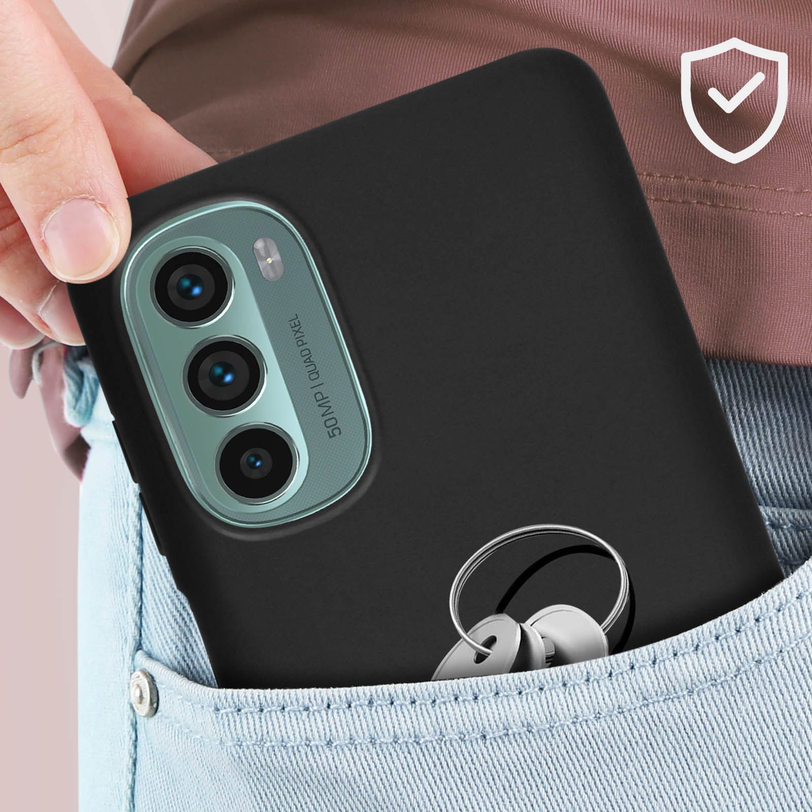 Una mano che mette un telefono in tasca con chiavi, con un distintivo di protezione bianco.