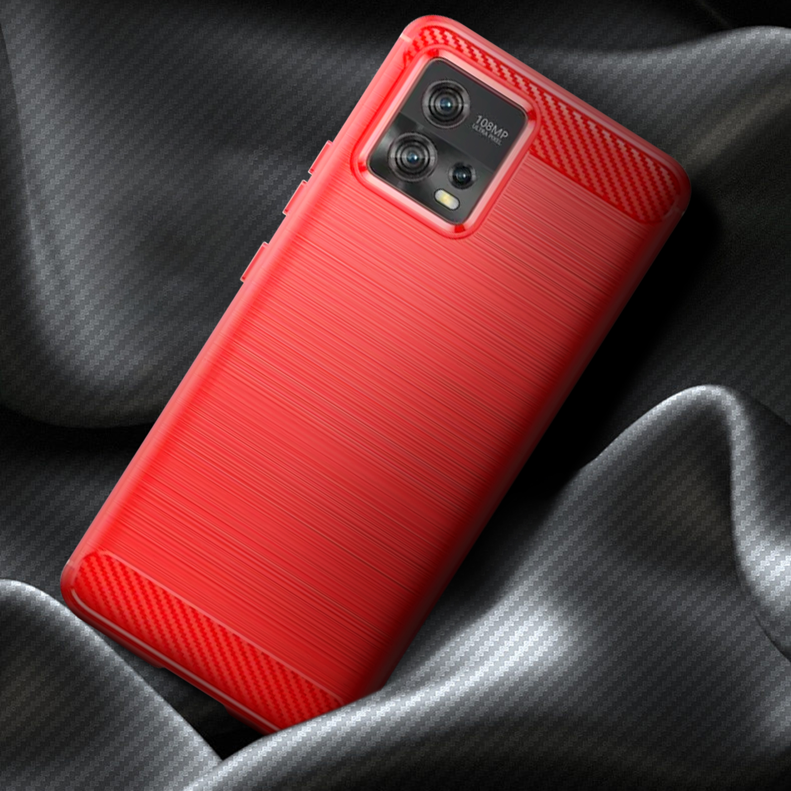 Custodia rossa per telefono con design in fibra di carbonio. Lo sfondo è un tessuto scuro a fantasia.