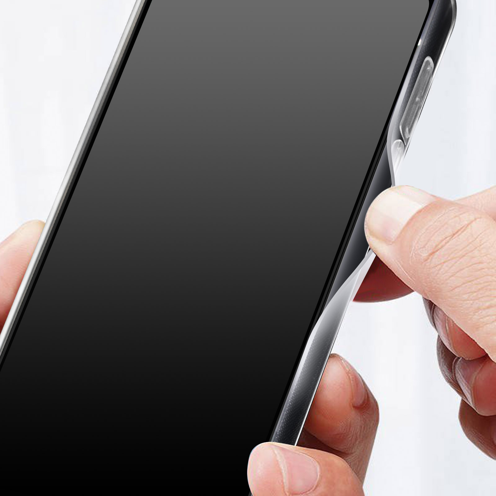 Nahaufnahme einer Hand, die ein Telefon mit einer durchsichtigen Hülle hält.