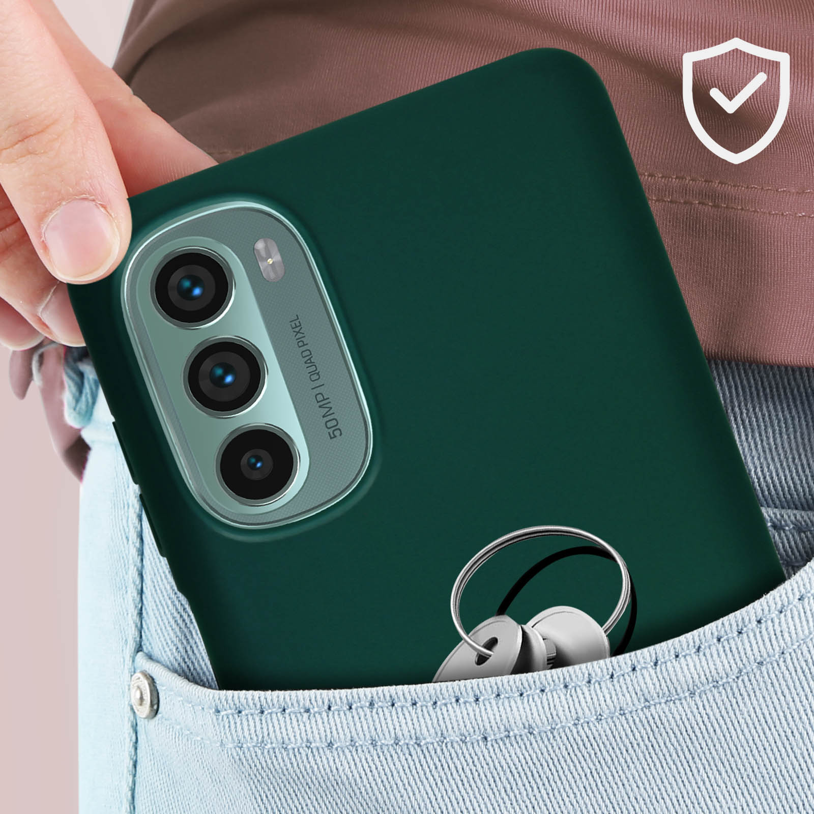 Custodia verde per telefono in tasca dei jeans, con chiavi, icona di sicurezza in alto a destra.