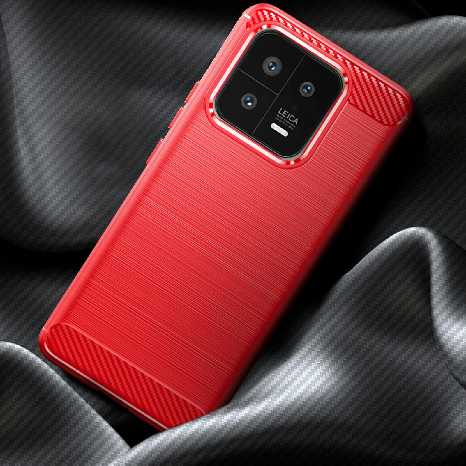 Custodia rossa per telefono con telefono all'interno. Il telefono ha più fotocamere. Trama in fibra di carbonio.