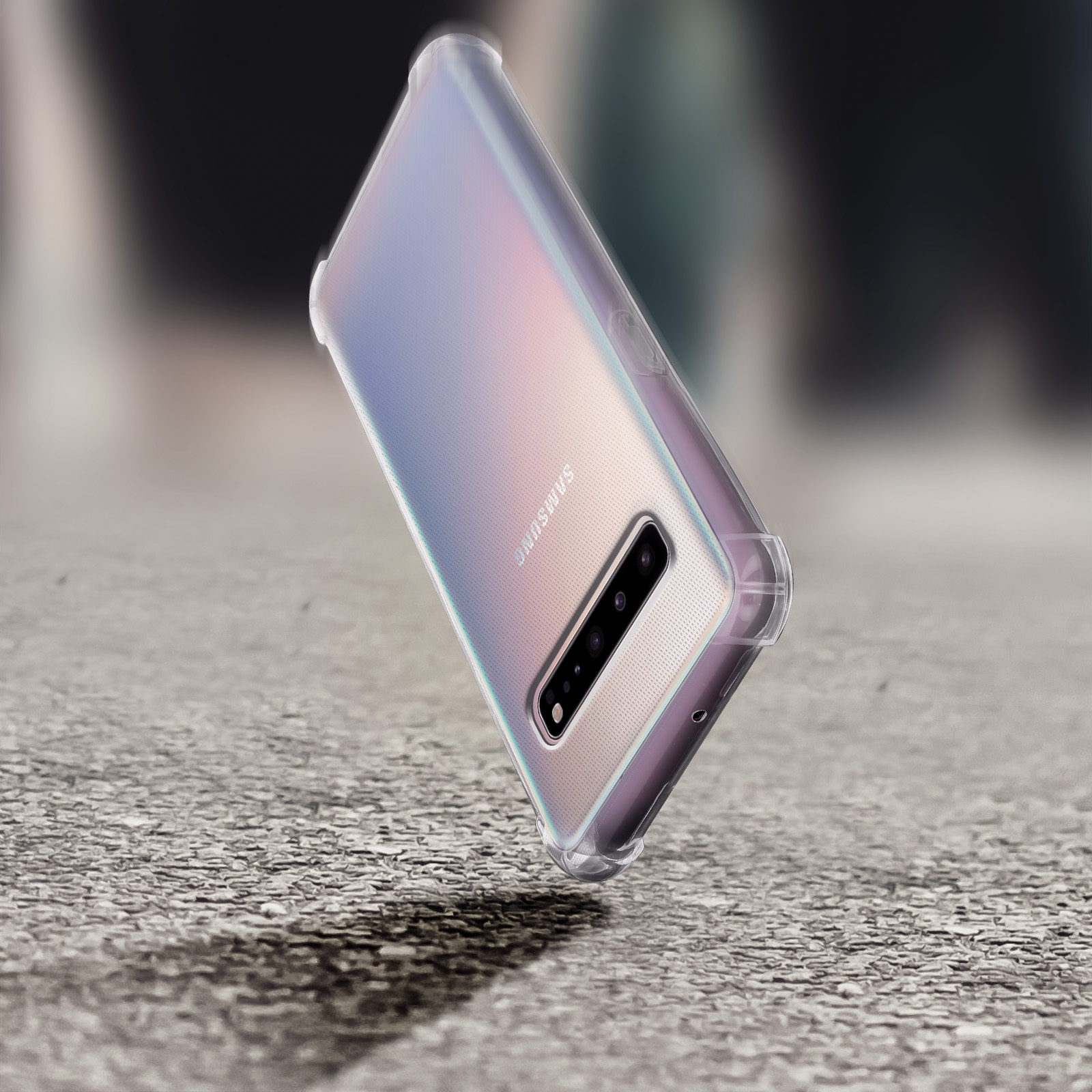 Una custodia trasparente per telefono su un telefono viola. La custodia è su una superficie strutturata.