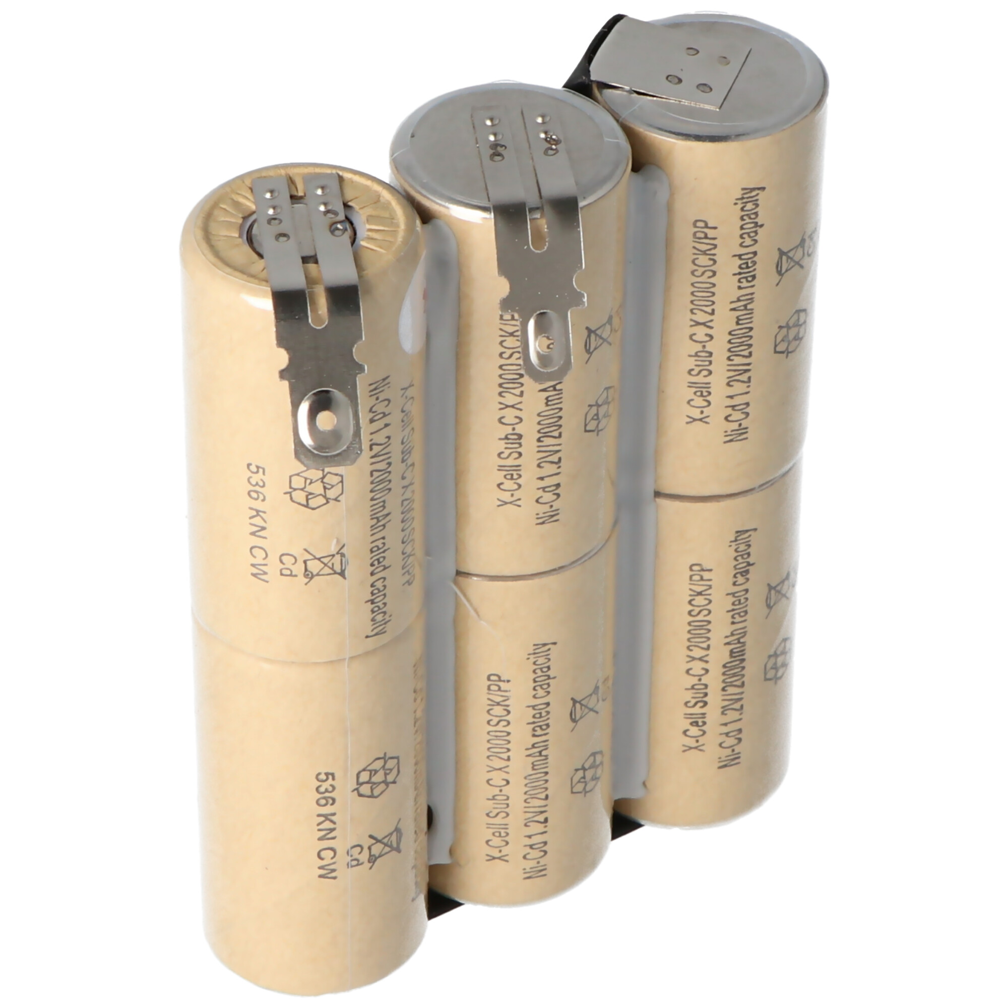 Primo piano di tre batterie cilindriche, beige chiaro con terminali argentati. Il testo sulle batterie recita: X-Cell, Ni-Cd, 1,2V, 2000mAh.