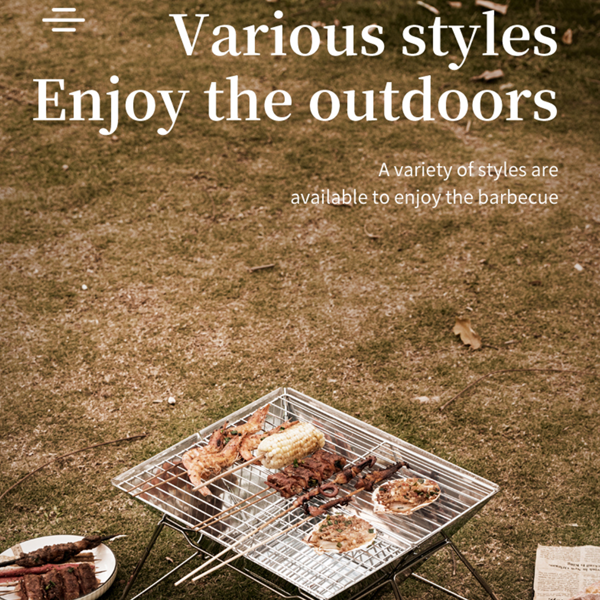 Grill mit verschiedenen Speisen auf Gras. Text: Verschiedene Stile. Genieße die Natur. Eine Vielzahl von Stilen ist verfügbar.