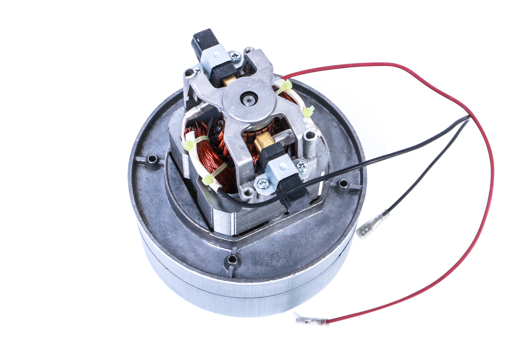 Ein zerlegter Motor auf weißem Hintergrund. Rote und schwarze Drähte sind angebracht.