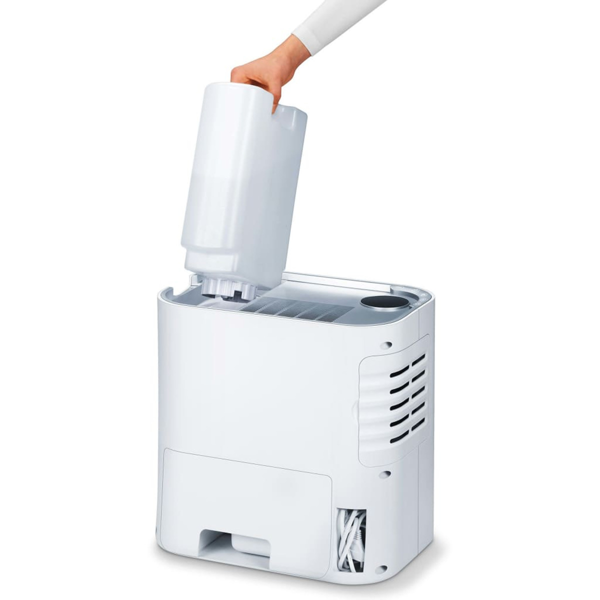Un deumidificatore bianco. Una mano solleva il serbatoio dell'acqua dalla macchina.