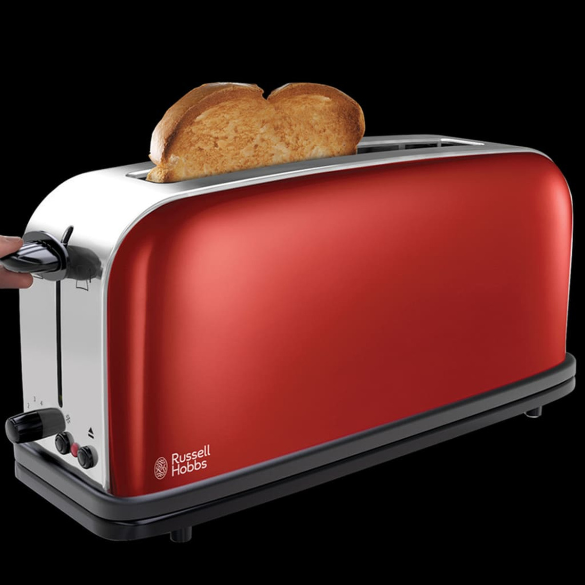 Ein roter Toaster mit getoastetem Brot. Der Toaster steht auf schwarzem Untergrund, das Brot ist goldbraun.