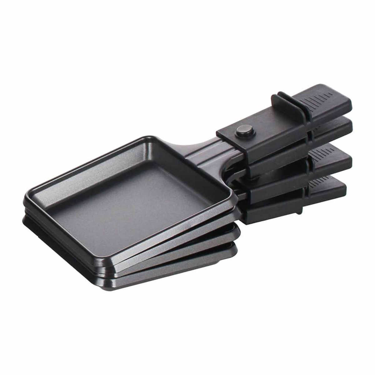 Ułożone czarne patelnie do raclette, przeznaczone do topienia sera. Uchwyt do układania i zdejmowania.