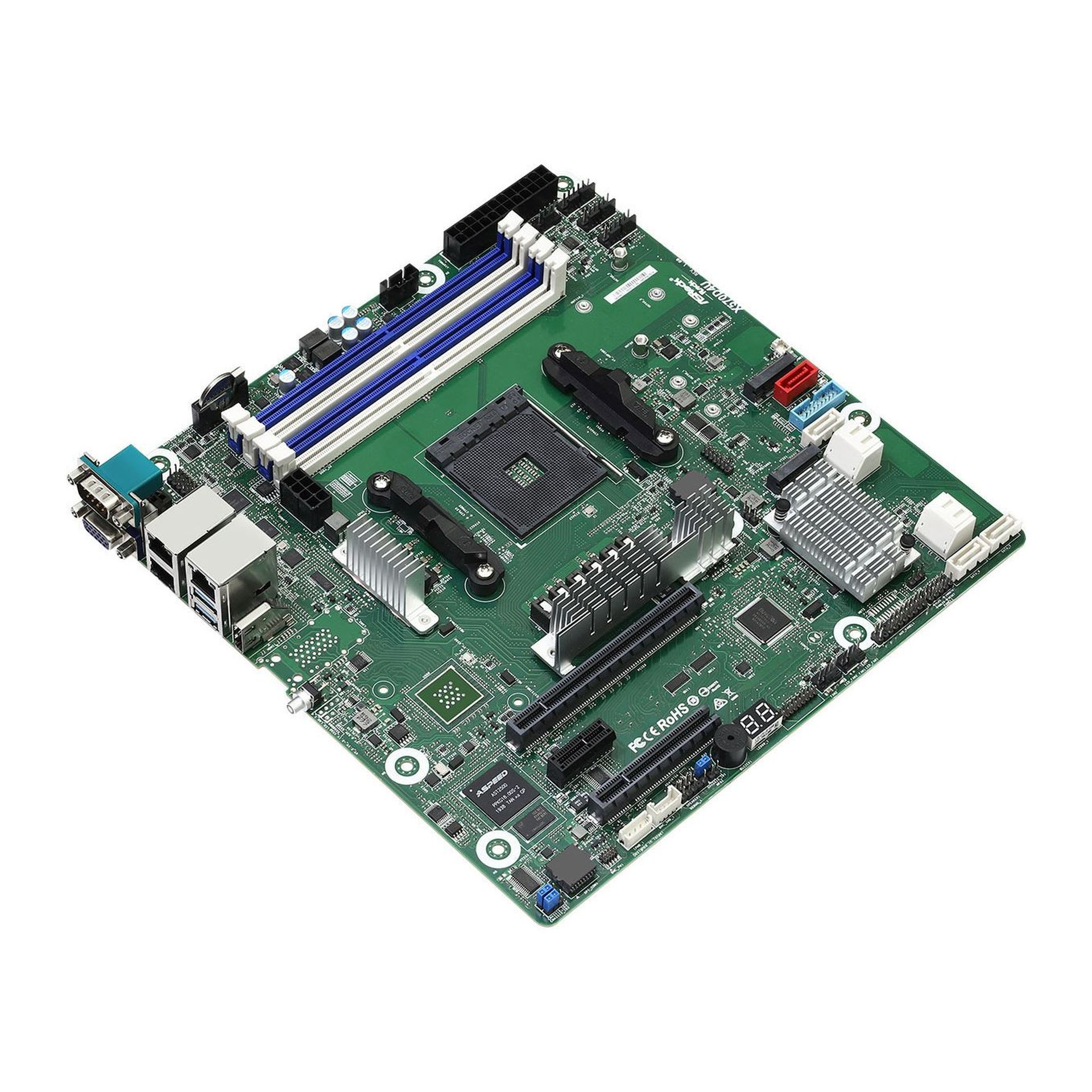 Grünes Motherboard mit verschiedenen Komponenten, schwarzen Steckplätzen und weißem Hintergrund.
