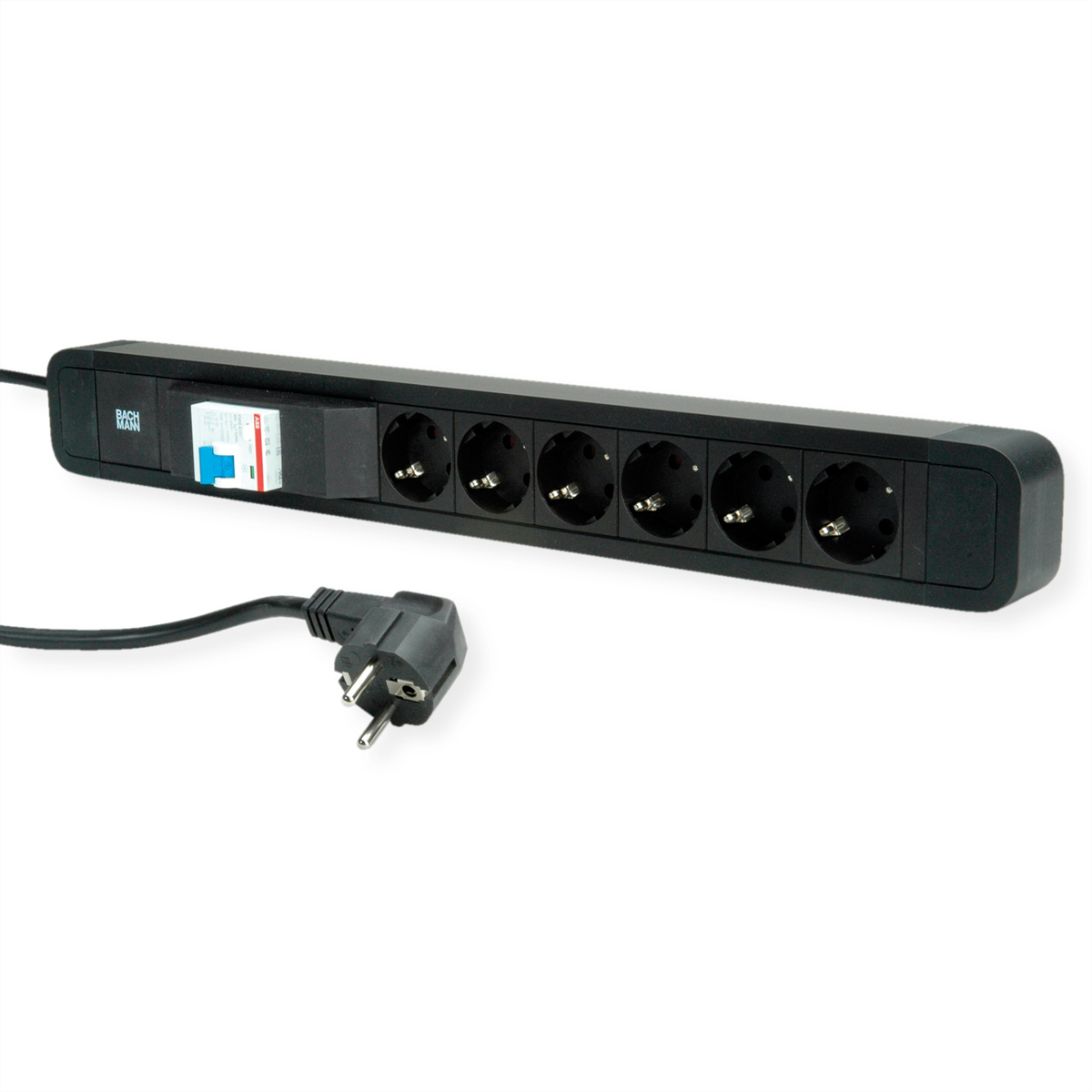 Schwarze Steckdosenleiste mit 7 Steckdosen, Stecker und Kabel auf weißem Hintergrund.