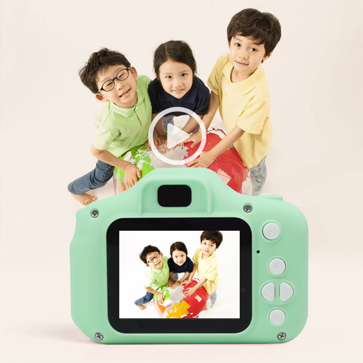 Eine grüne Kamera, die ein Foto von drei Kindern zeigt. Die Kinder halten einen Globus.