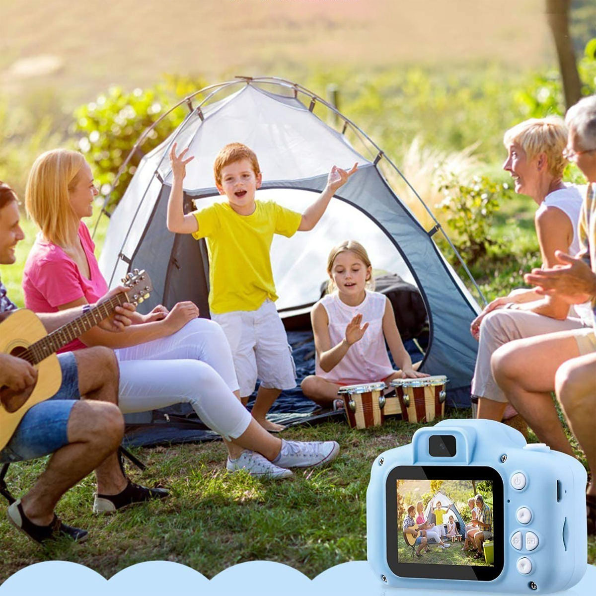 Grupo de personas en un campamento con un niño sosteniendo una cámara azul. Tienda de campaña.