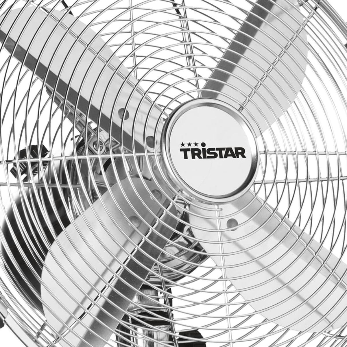 Close-up van een Tristar ventilator met chromen kooi en drie bladen.