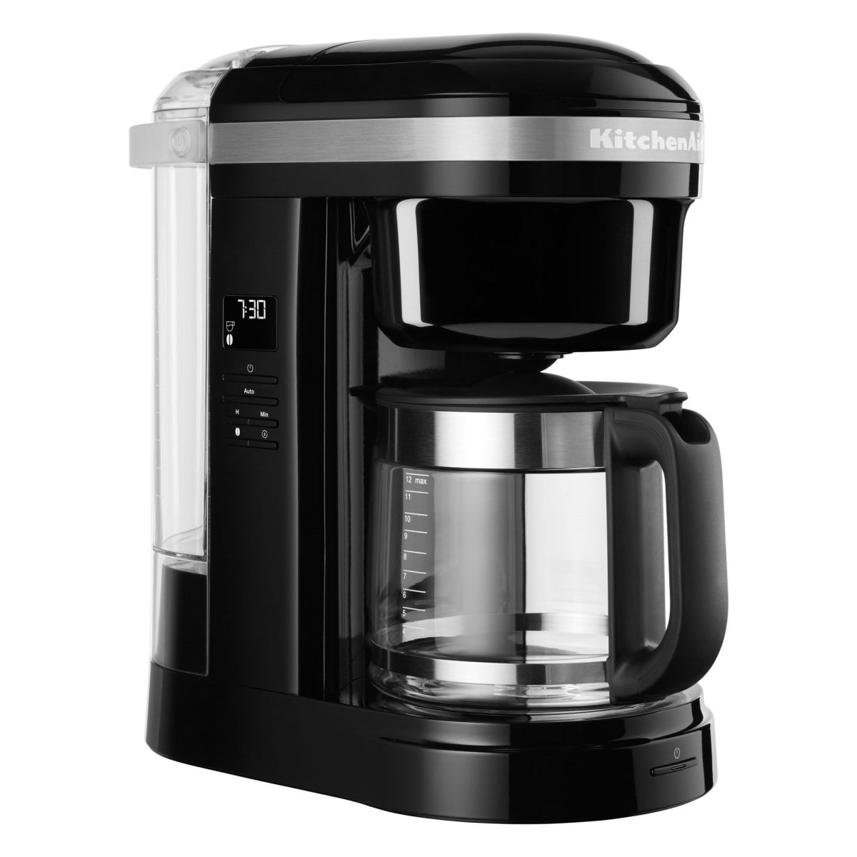 Siyah KitchenAid kahve makinesi, cam sürahi ile. Dijital ekran saat gösteriyor.