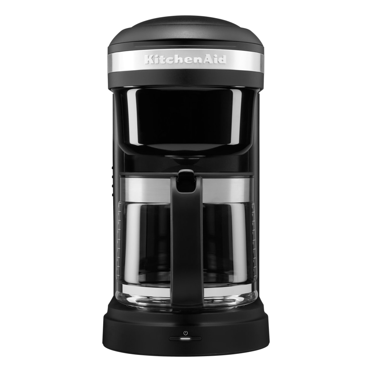 Siyah KitchenAid kahve makinesi, cam sürahi ile. Arka plan beyaz.