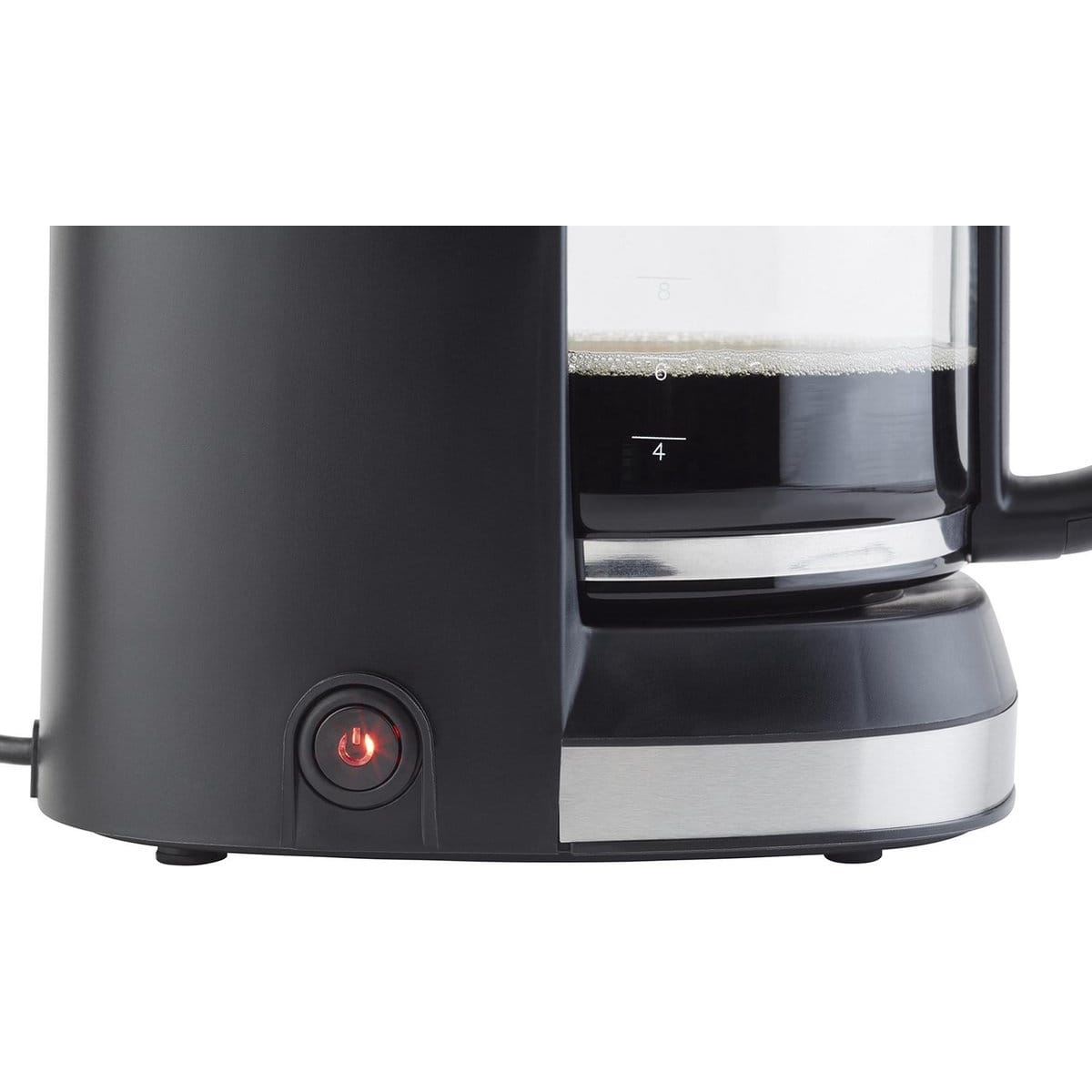 Eine schwarze Kaffeemaschine mit Glaskaraffe, der Einschaltknopf ist aktiviert.