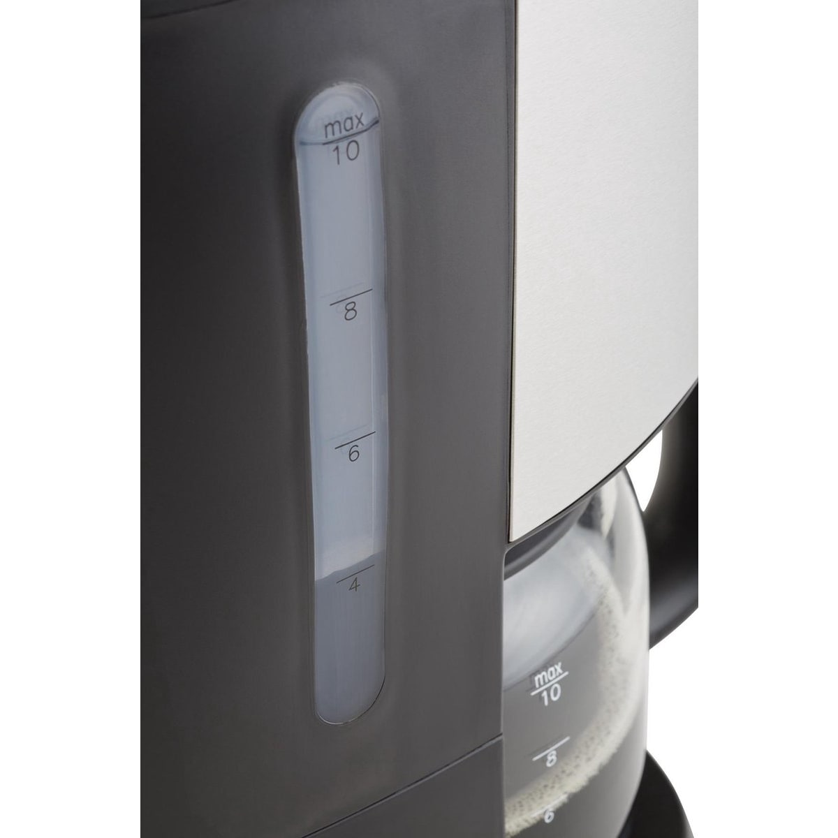 Kaffeemaschine mit Wasserstandsanzeige. Schwarz-Silber-Farbschema. Weißer Hintergrund.