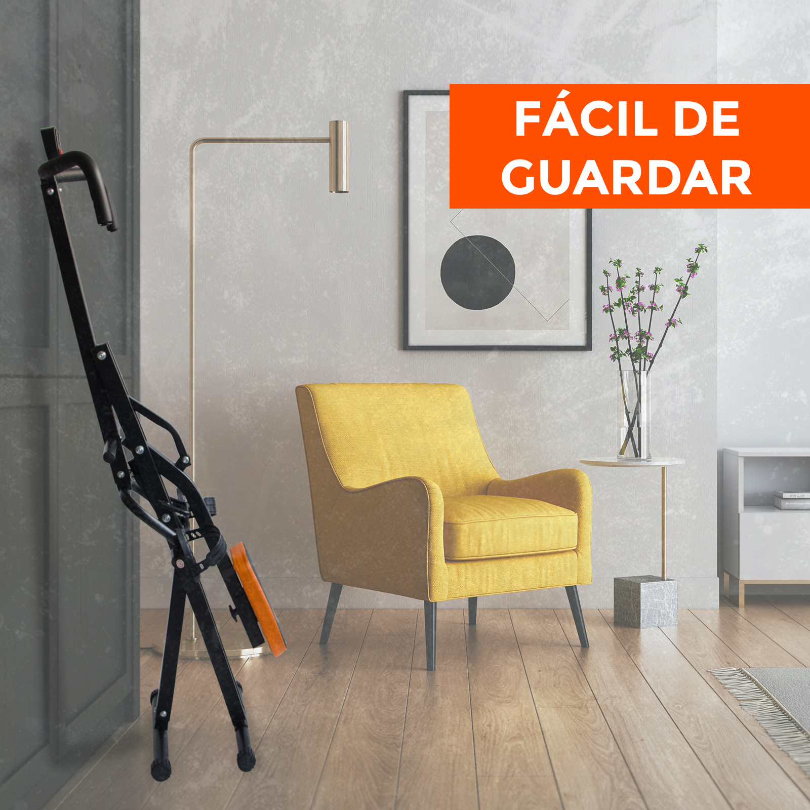 Habitación con silla amarilla, lámpara de pie y máquina de ejercicios. Pared con letrero 'Fácil de guardar'.