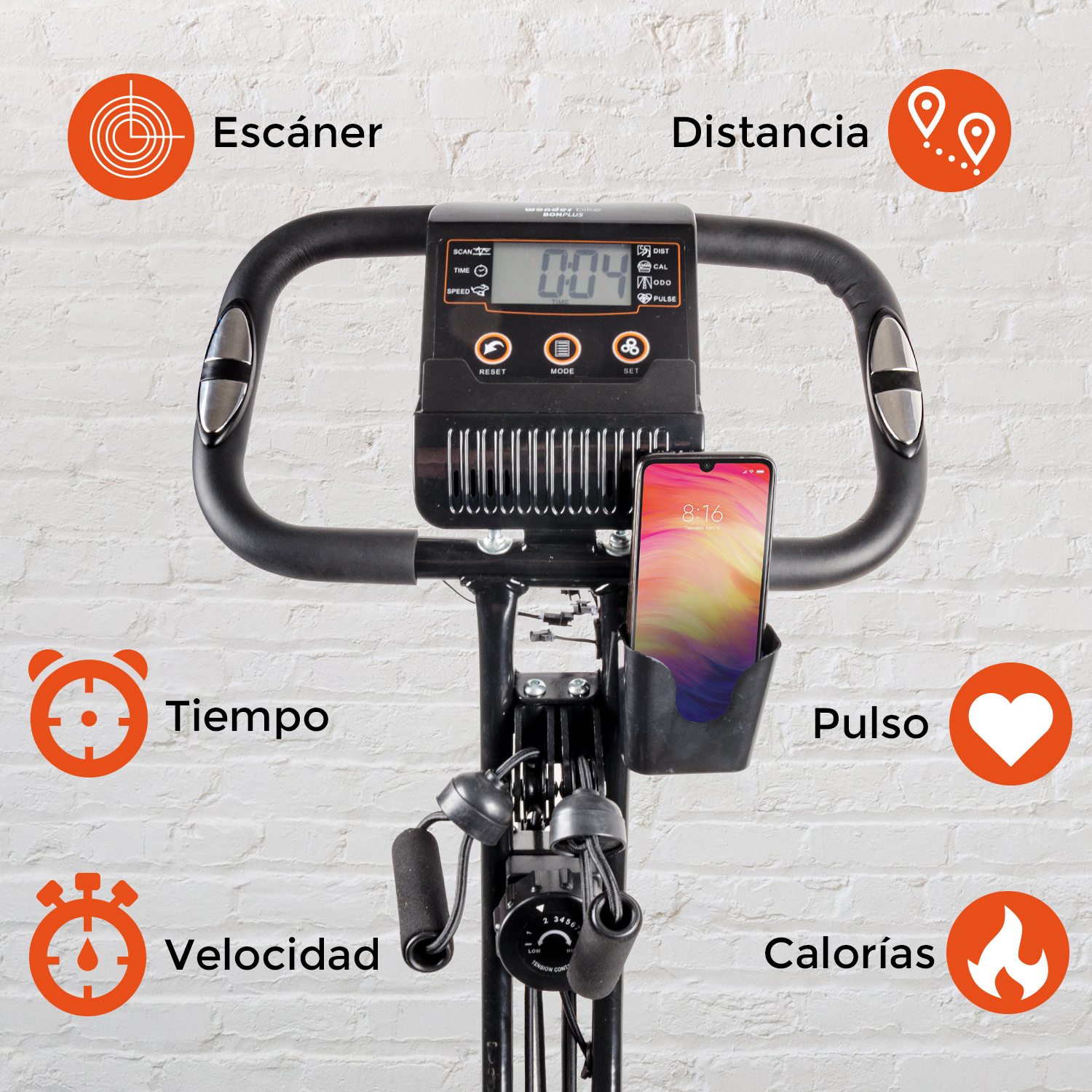 Bicicleta estática con soporte para teléfono. Pantalla muestra tiempo, velocidad, distancia, calorías y pulso.