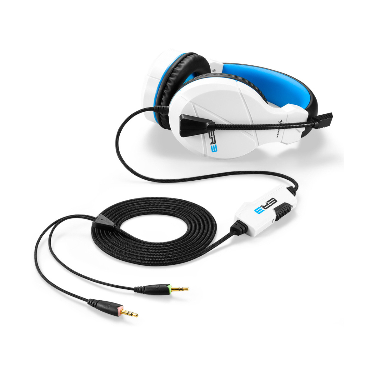 Auriculares para juegos blancos y azules con micrófono y cable negros. Fondo blanco.