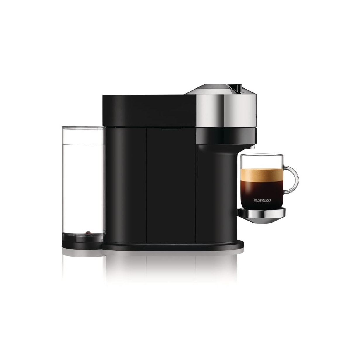 Schwarz-silberne Nespresso-Kaffeemaschine mit Glaswassertank und Kaffeetasse.