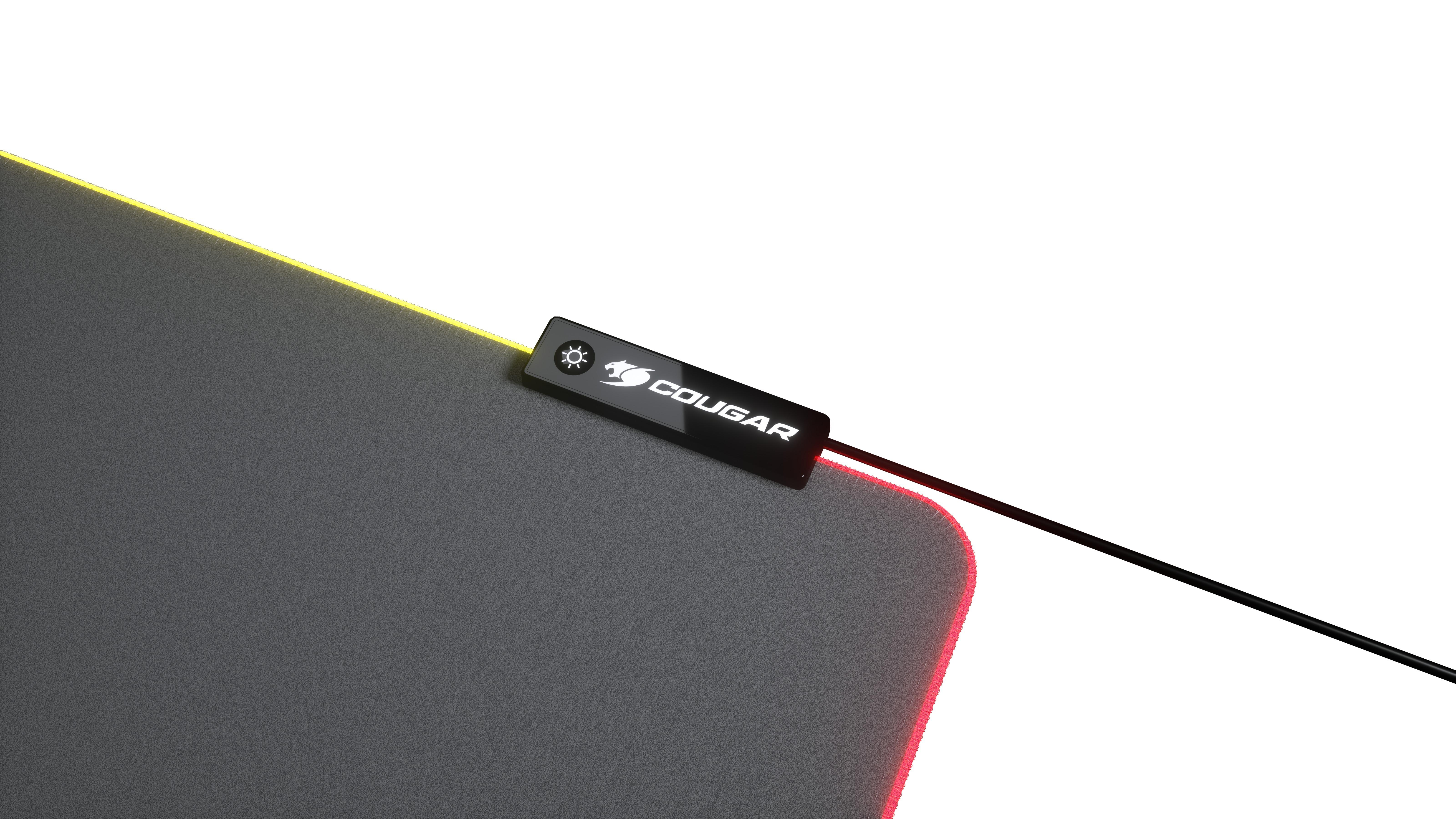 Czarna i szara podkładka pod mysz z świecącą krawędzią i panelem sterowania z logo COUGAR.