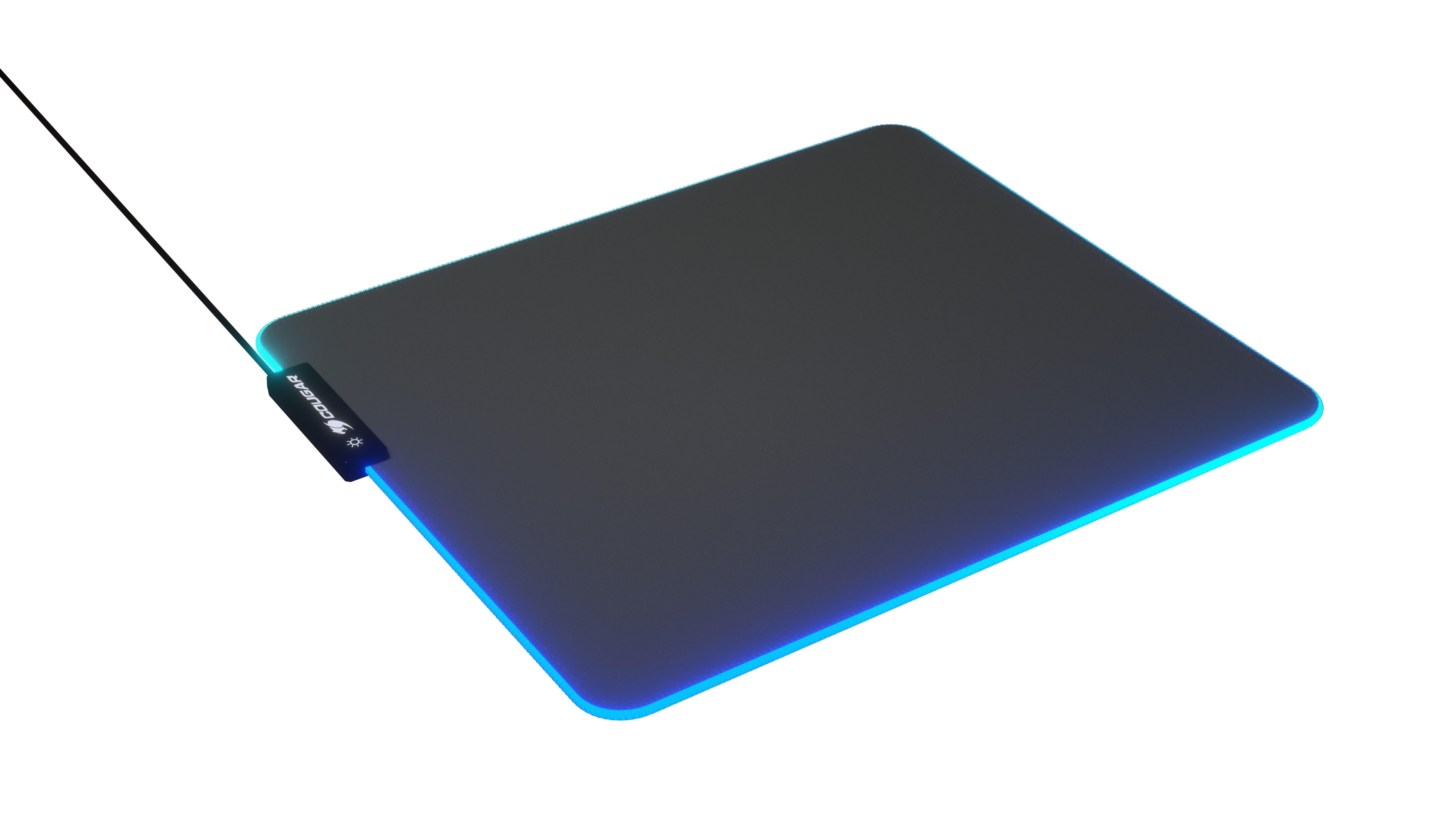 Czarna podkładka pod mysz z niebieskim oświetleniem krawędzi LED i czarnym kablem. Białe tło.