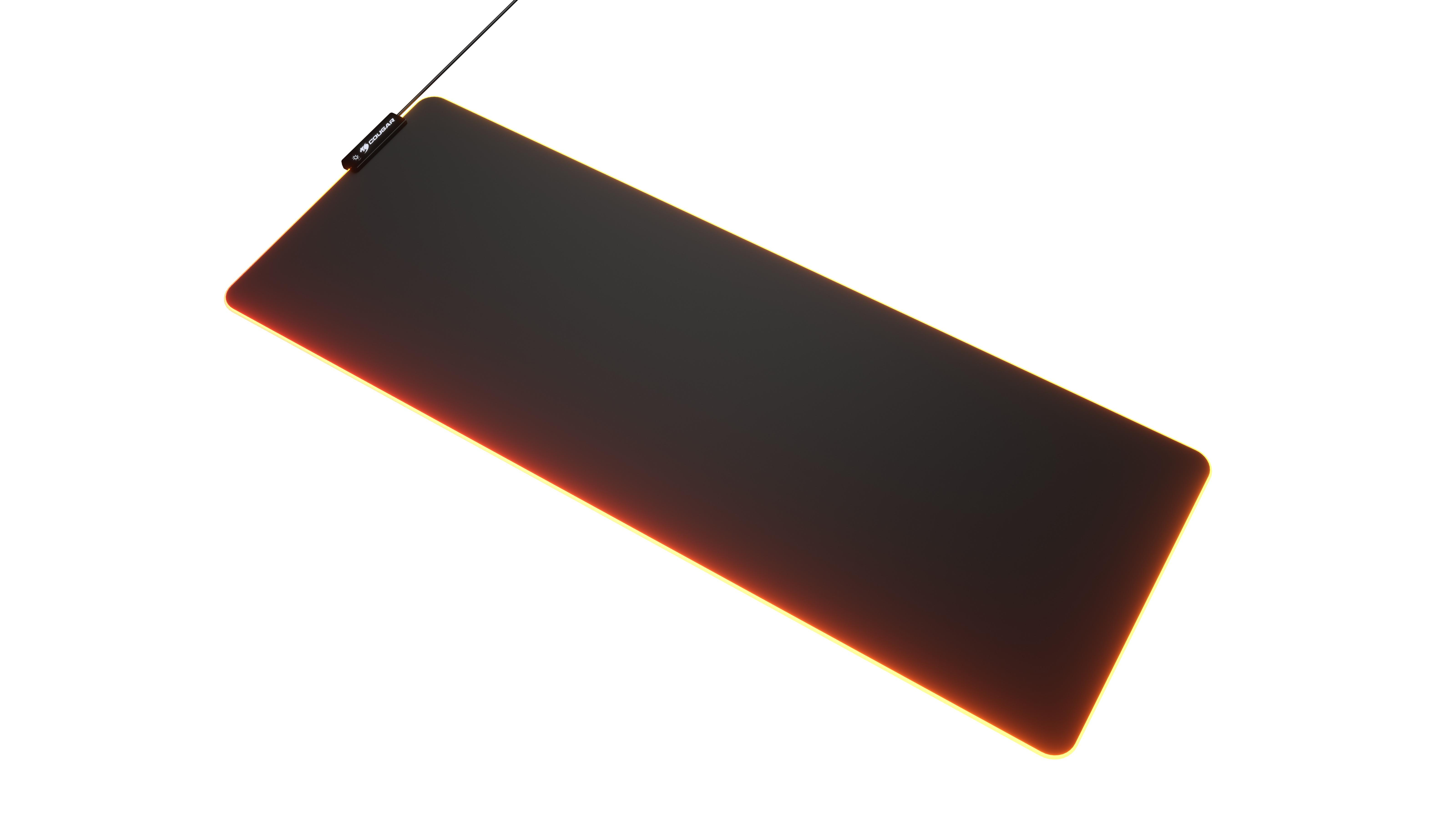 Czarna prostokątna podkładka pod mysz z pomarańczowym oświetleniem krawędzi na białym tle.