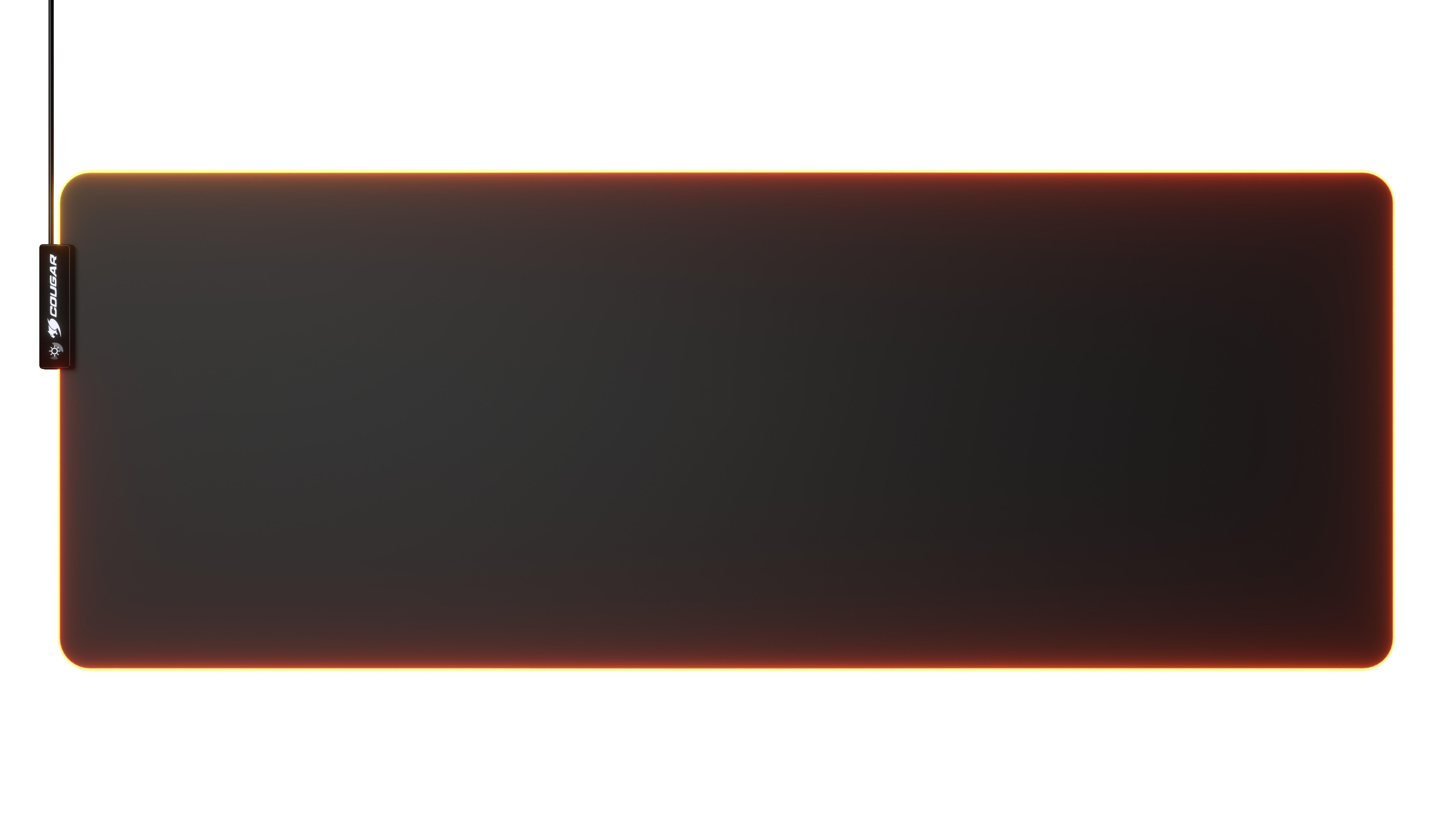 Czarna i pomarańczowa podkładka pod mysz dla graczy z oświetleniem LED. Kształt prostokątny. Izolowana na białym tle.